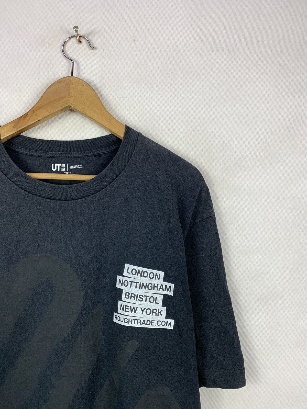 Band Tees × Uniqlo Steals! Uniqlo Rough Trade Record Stores Tee Size US XL / EU 56 / 4 - 2 Thumbnail