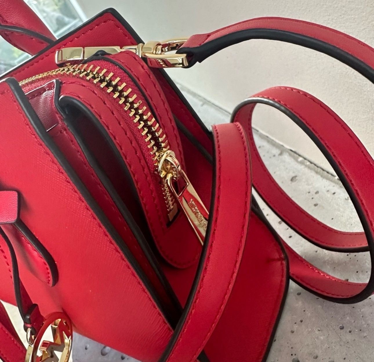 Michael Kors NWT Michael Kors Sheila Small Faux Saffiano Leather Satchel Size ONE SIZE - 4 Thumbnail