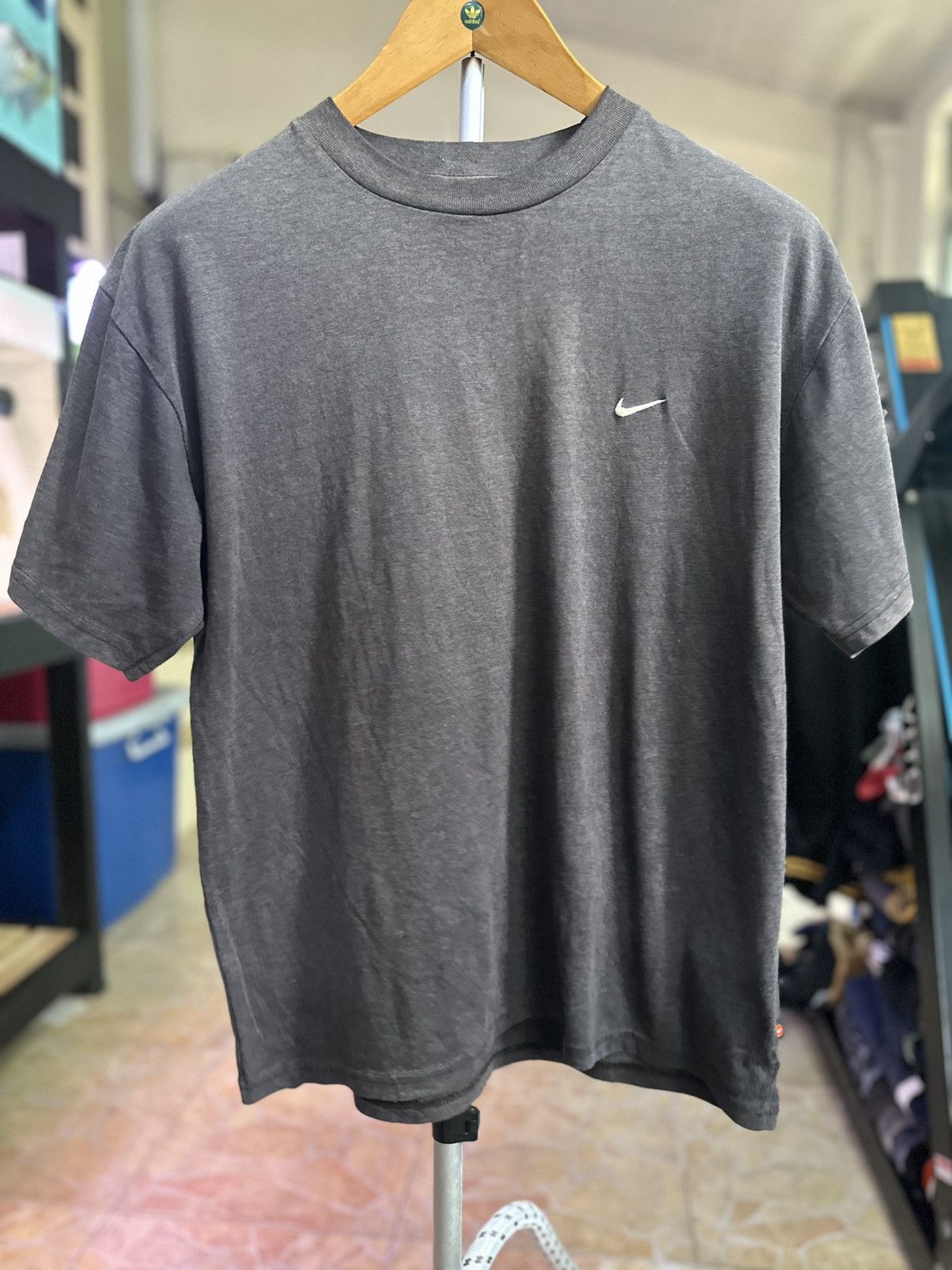 Nike Vintage nike small logo faded tshirt Size US S / EU 44-46 / 1 - 1 Thumbnail