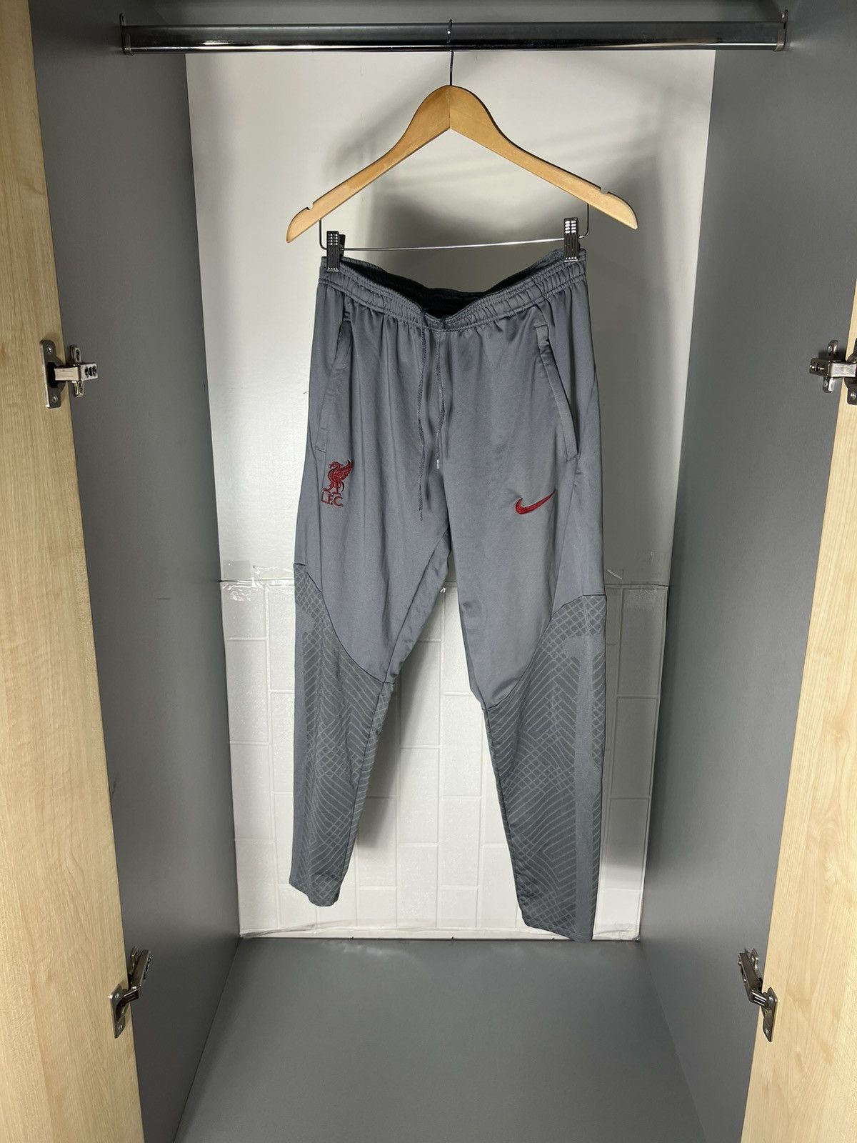 Nike VINTAGE NIKE FC LIVERPOOL ENGLAND SOCCER JERSEY PANTS Y2K Size US L / EU 52-54 / 3 - 2 Thumbnail