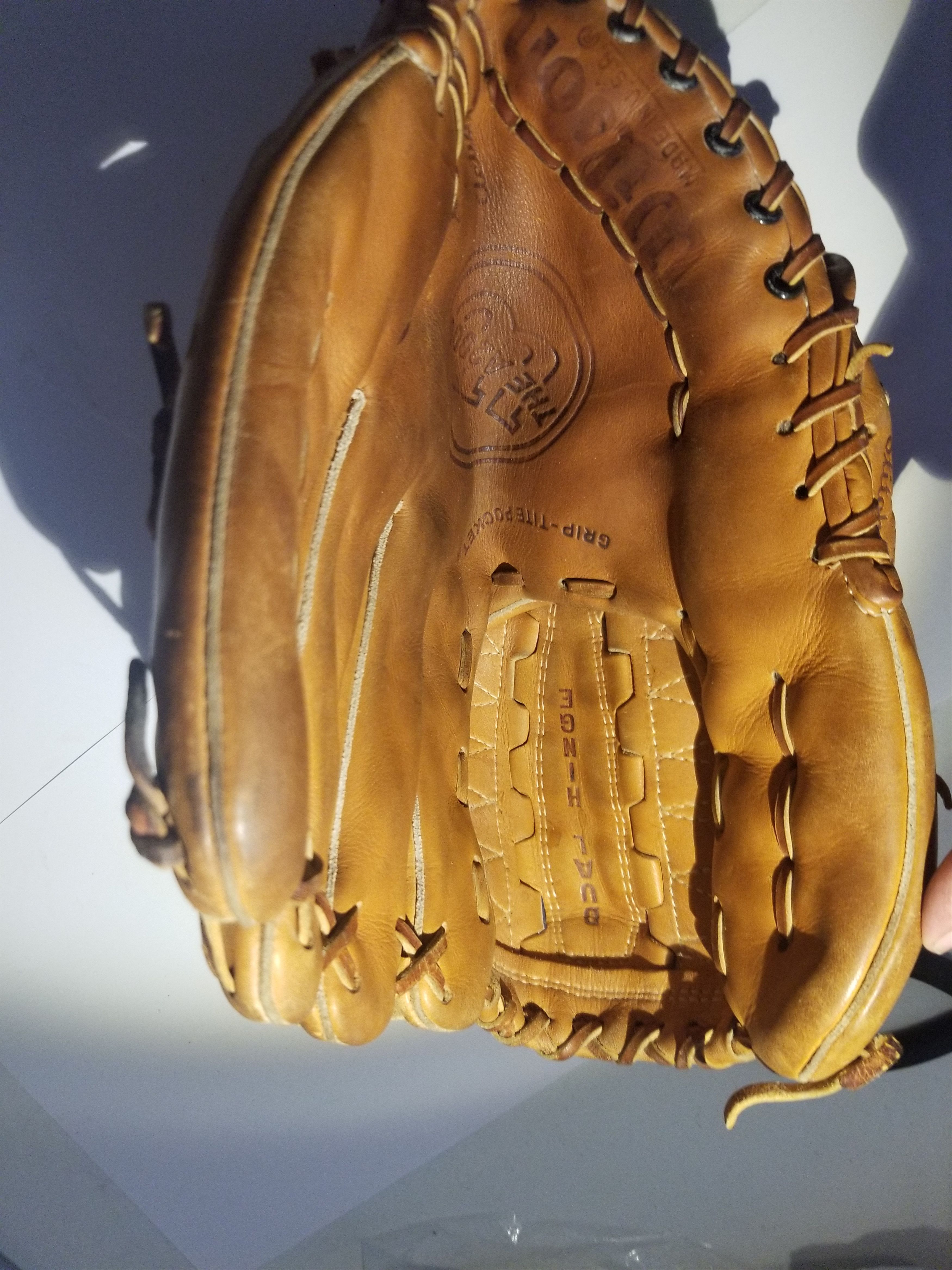 Other A2000 right hand thrower baseball glove XLC . Size ONE SIZE - 3 Thumbnail