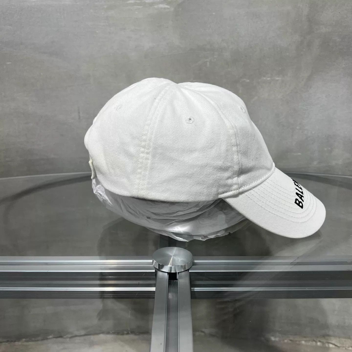 Balenciaga Balenciaga White Bucket Hat Size L Size ONE SIZE - 3 Thumbnail