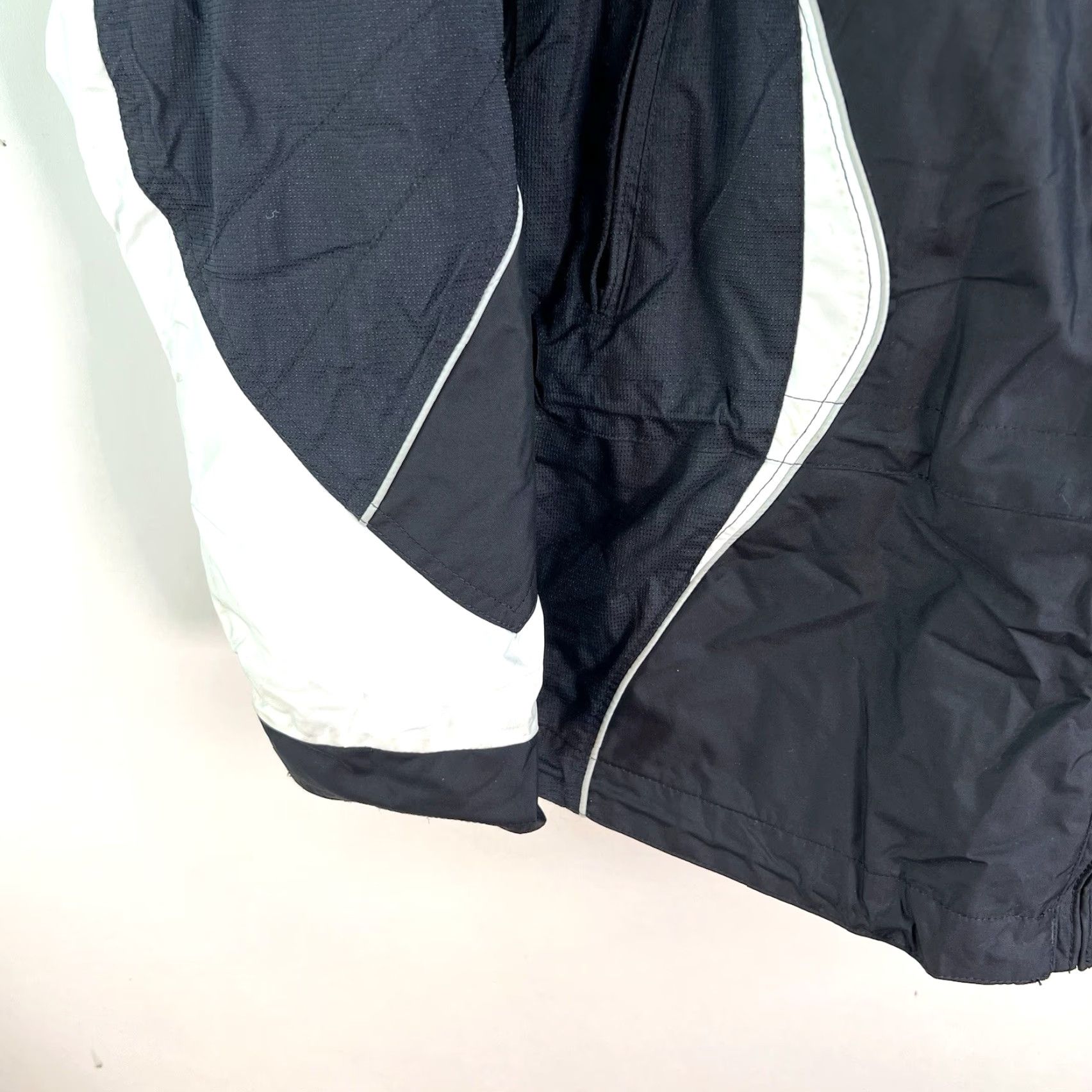 Obermeyer VINTAGE Ridgeline X4 Duroguard Ski Jacket Women’s Size 6 Black/White Obermeyer Jacket (Geometric) Women's Ski Coat Size M / US 6-8 / IT 42-44 - 3 Thumbnail