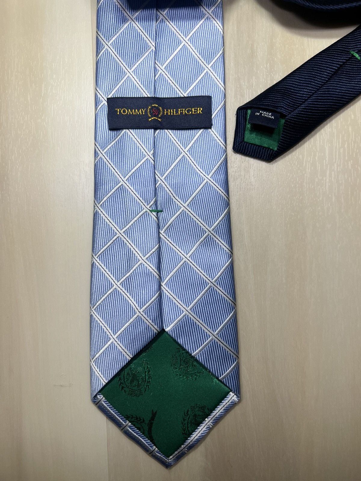 Designer × Tommy Hilfiger × Vintage Two Tommy Hilfiger 100% Italian Silk Tie Crest Logo Red blue Size ONE SIZE - 7 Thumbnail
