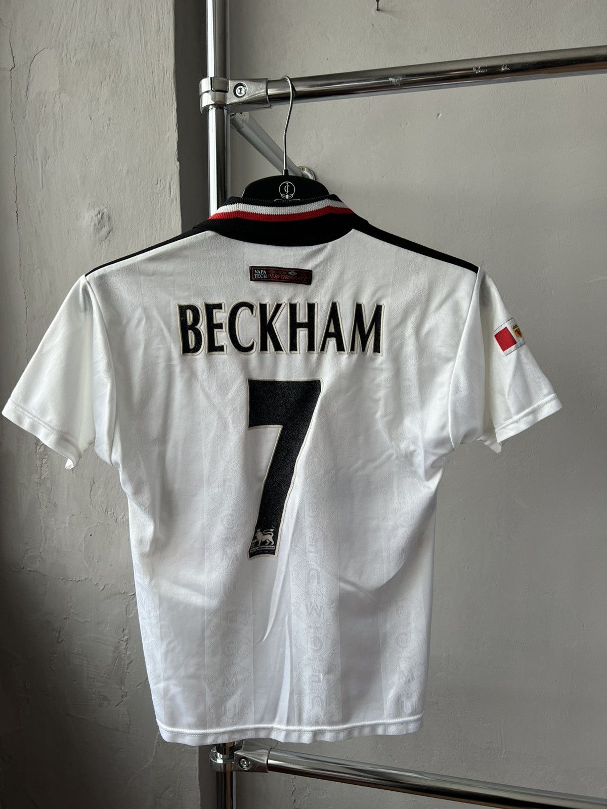 Umbro 1997/98 MANCHESTER UNITED #7 BECKHAM SOCCER JERSEY 10/11 YR Size US XXS / EU 40 - 13 Thumbnail