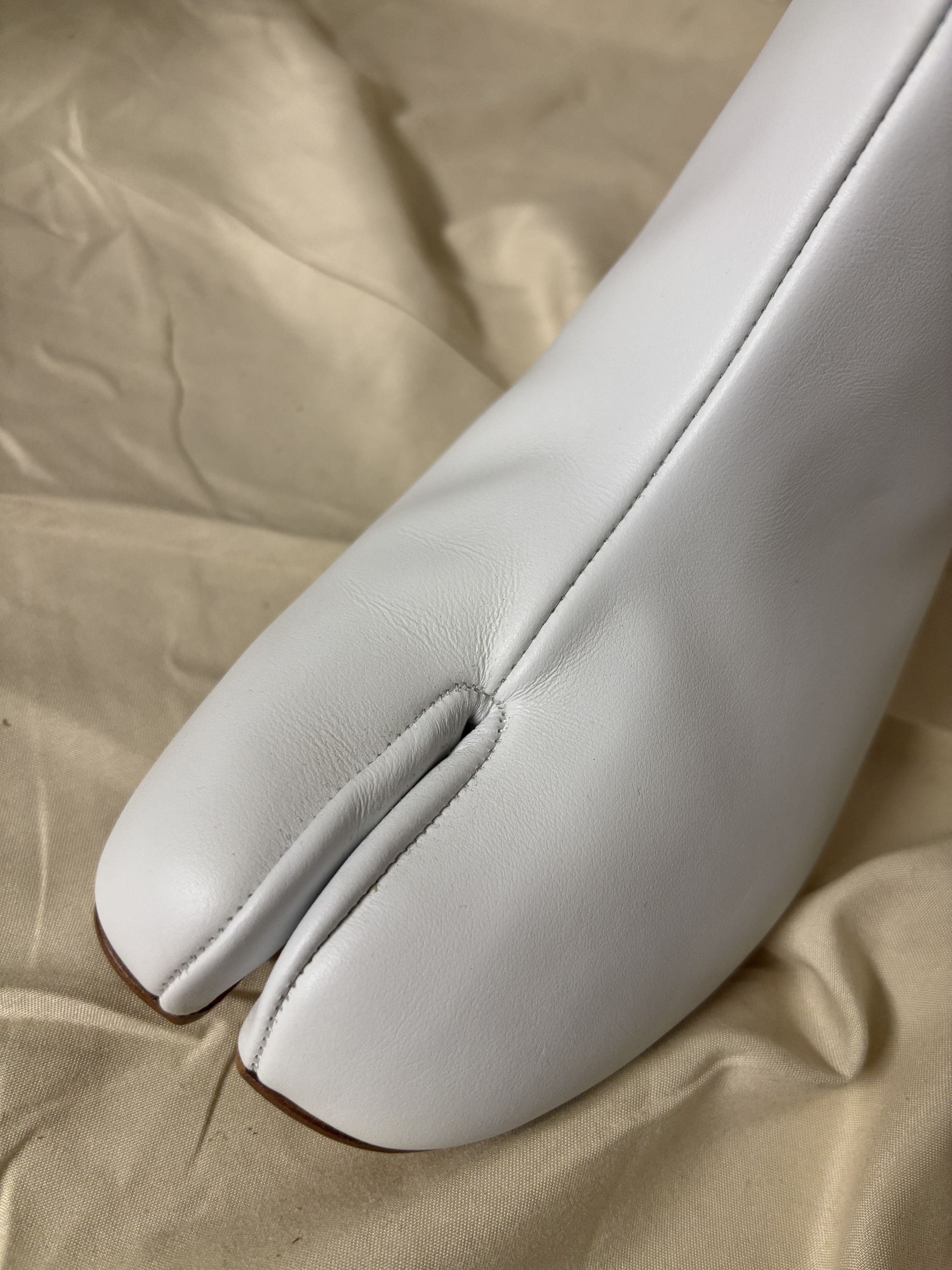 Maison Margiela Margiela white tabi boot Size US 10 / IT 40 - 9 Thumbnail