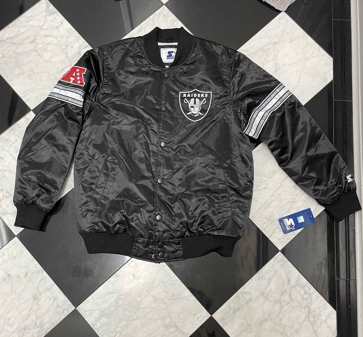 Starter 🔥 Raiders starter Jacket XL i also have it in Large Size US XL / EU 56 / 4 - 1 Thumbnail