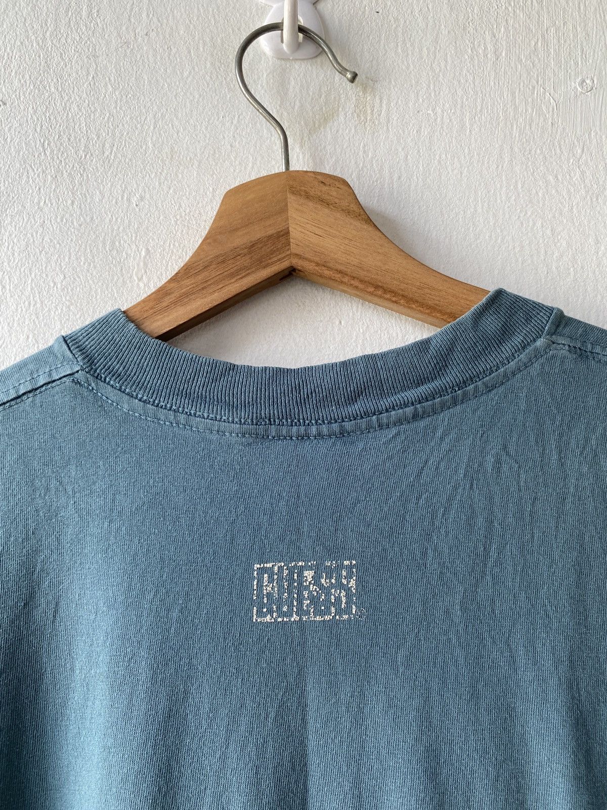 Guess × Vintage Vintage 90’s Guess Centre Logo Distressed T Shirt Size US L / EU 52-54 / 3 - 9 Thumbnail