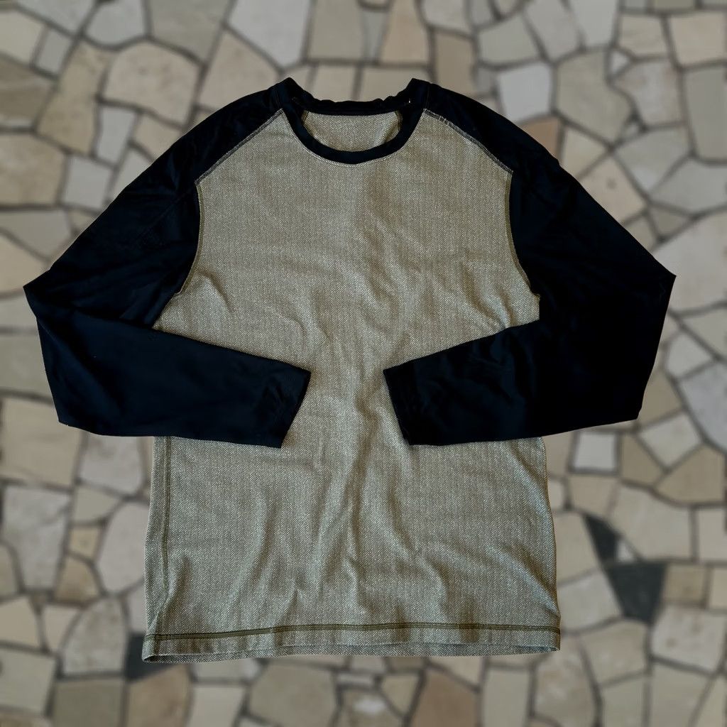 Lululemon VINTAGE Lululemon Surge Warm Crew Shirt Beige W/Black Sleeves Men M | Str Size US M / EU 48-50 / 2 - 1 Thumbnail