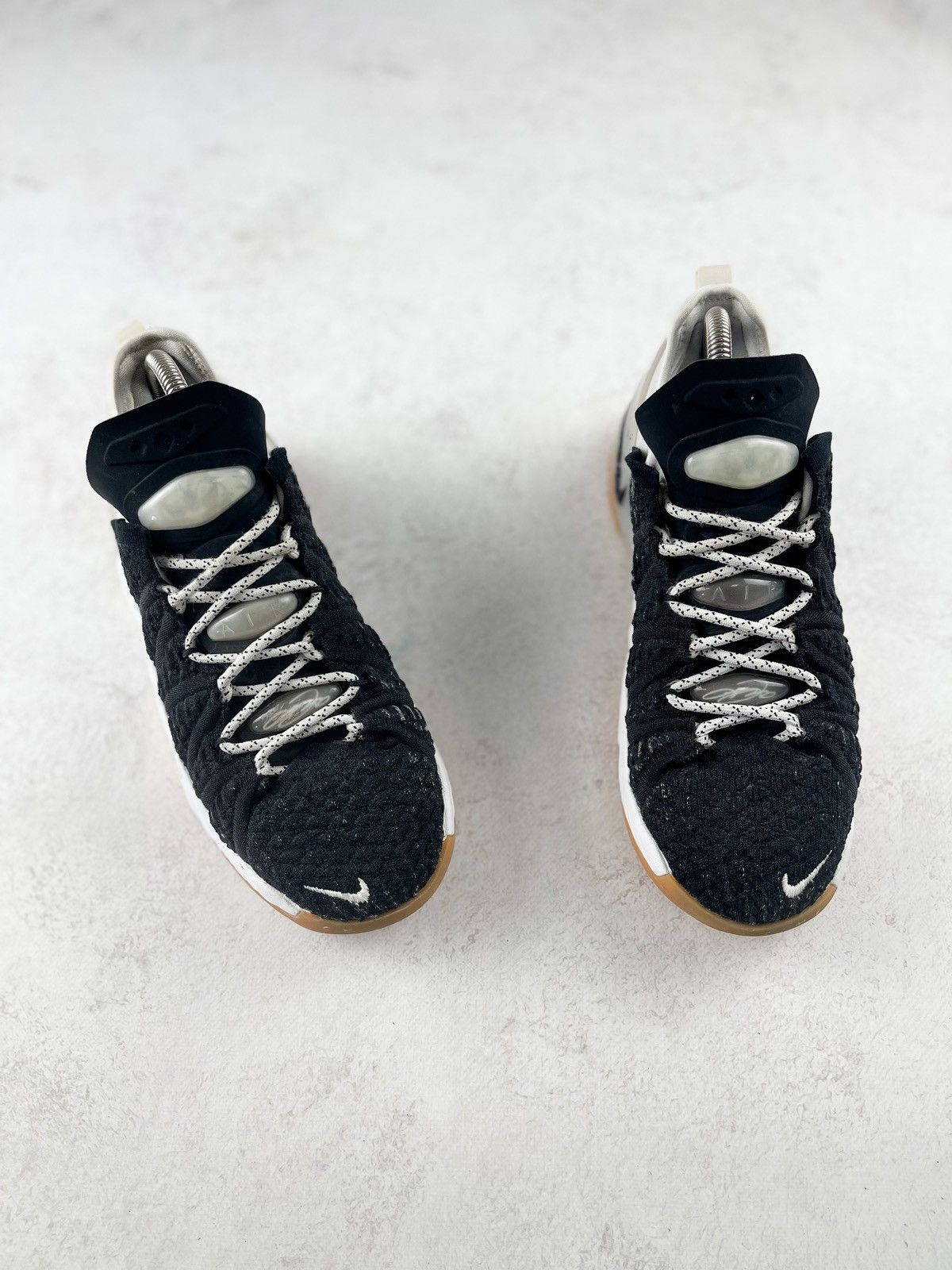 Nike Nike Lebron XVIII 18 Black White Gum GS Bastkeball Sneakers Size US 6 / EU 39 - 2 Thumbnail