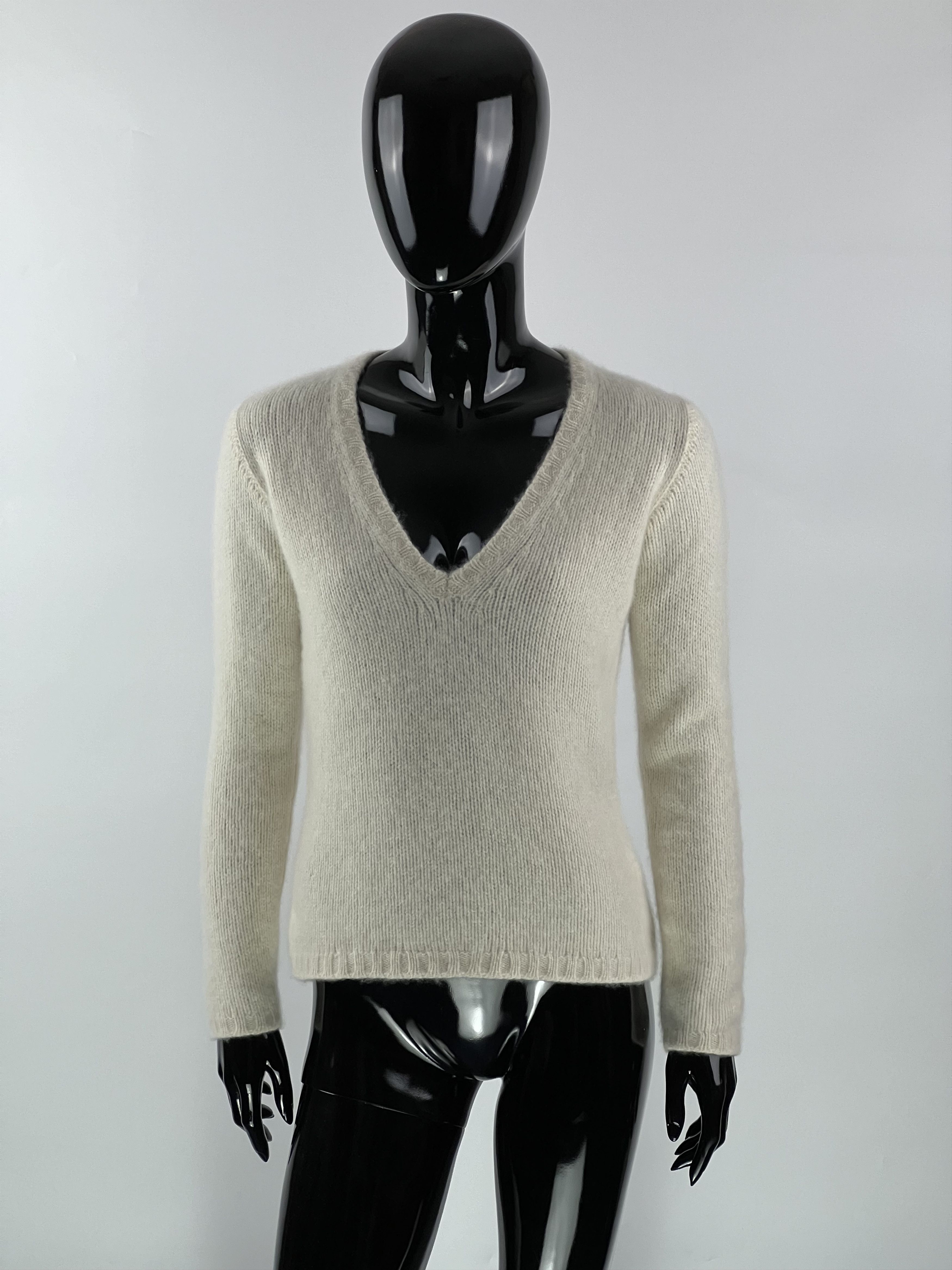 Loro Piana Loro Piana Women's 100% Cashmere V-Neck Sweater Size IT44 Size M / US 6-8 / IT 42-44 - 1 Thumbnail