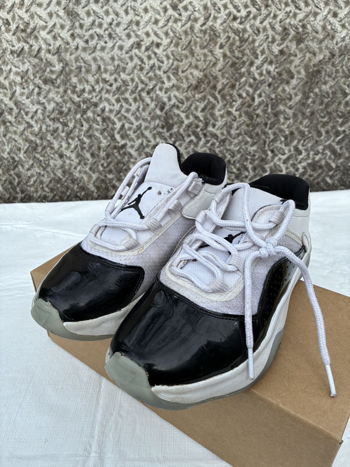 Jordan Brand Nike Boys Air Jordans 11 CMFT Low DV2208-100 Shoes Size 5.5Y Size US 5.5 / EU 38 - 5 Thumbnail