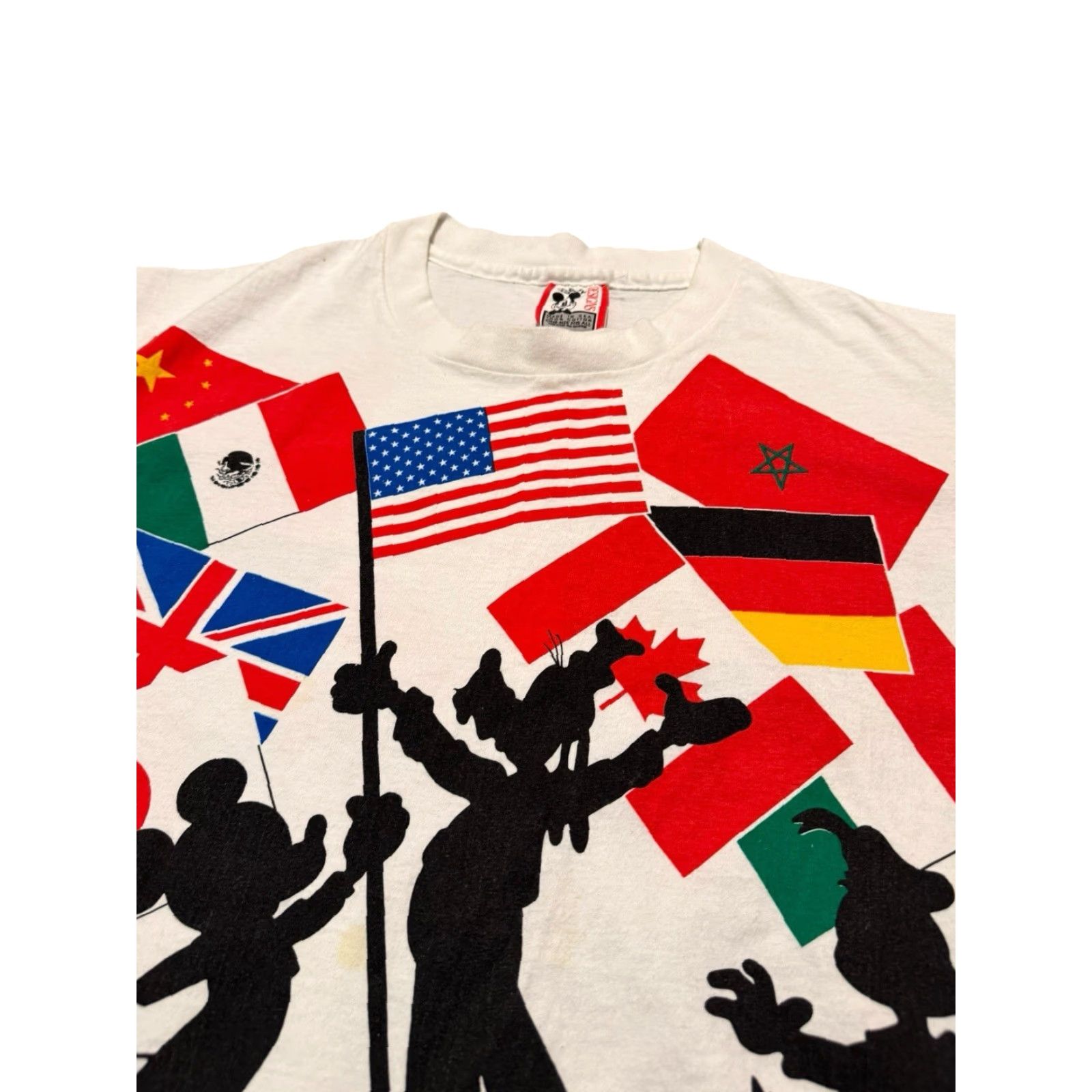 Disney VINTAGE 90s Walt Disney World EPCOT Center T-Shirt AOP Flags XL Mickey Minnie Goofy Donald Duck Disney Designs Shirt Mens White Size US XL / EU 56 / 4 - 3 Thumbnail