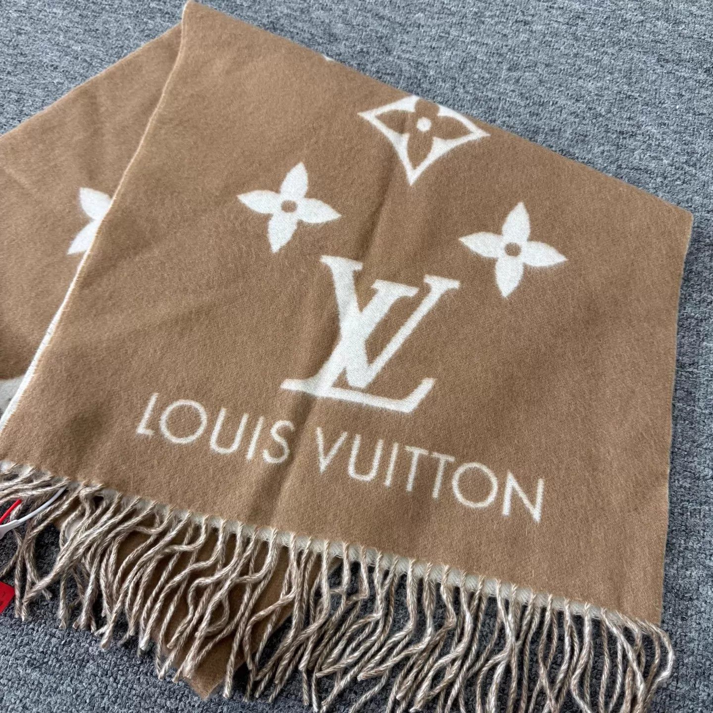 Louis Vuitton LV double monogram camel white fringe scarf mint Size ONE SIZE - 3 Thumbnail
