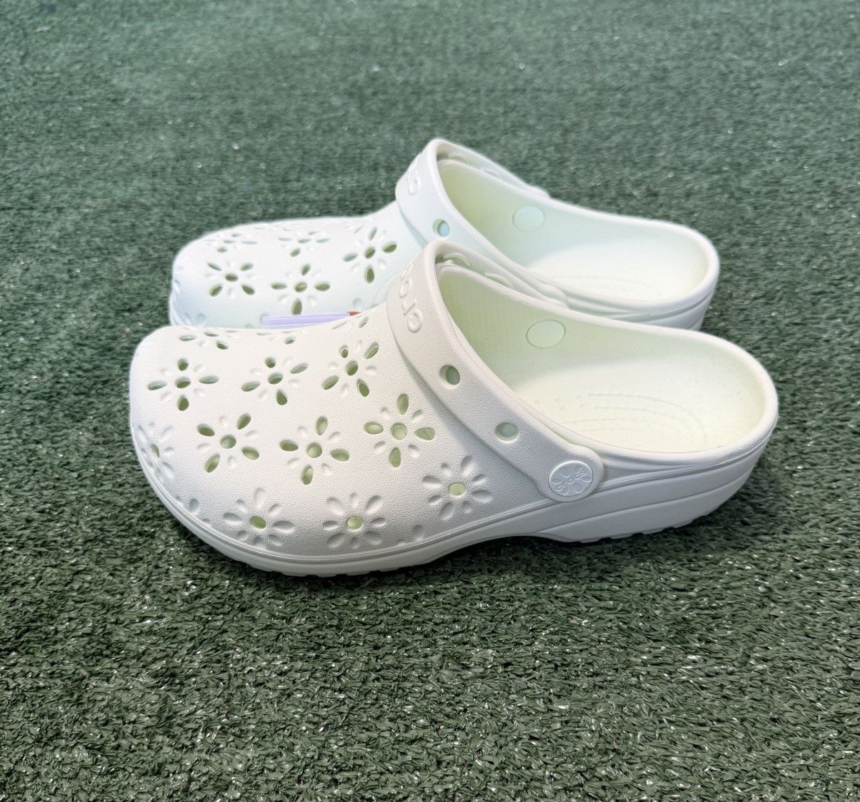 Crocs Crocs Classic Floral Cut Out Clog Jade Tint Men 5/ Women 7 Size US 7 / IT 37 - 3 Thumbnail