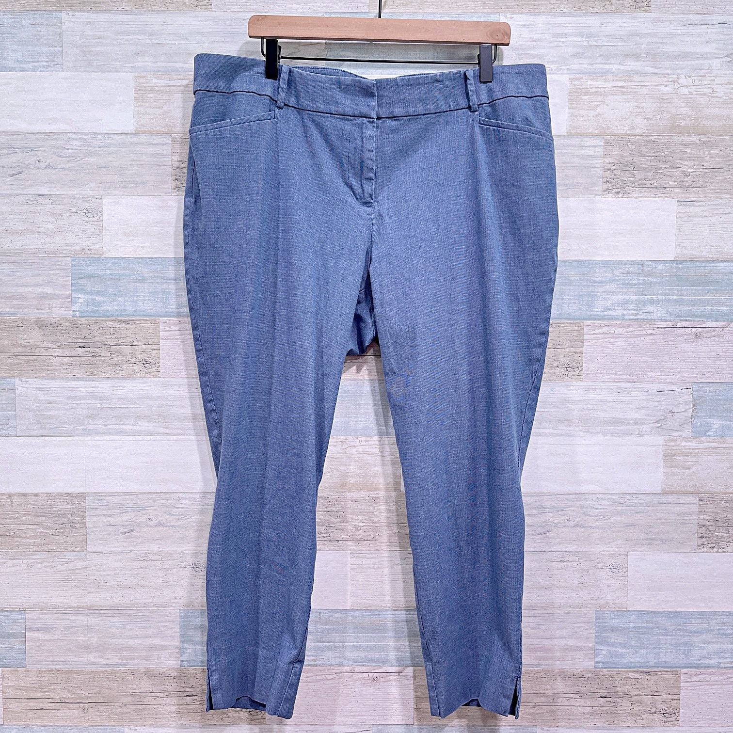 Loft LOFT PLUS Chambray Riviera Crop Pants Blue Womens 16 Size 38" / US 16 / IT 52 - 1 Thumbnail