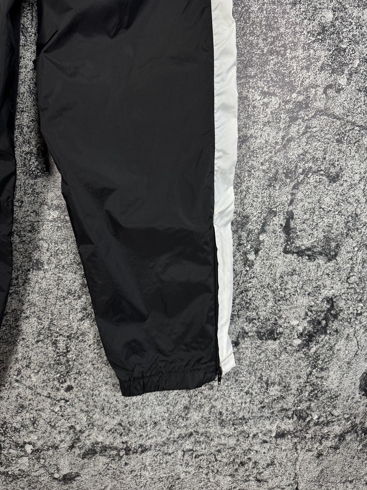 Nike Nike Track Nylon Pants Vintage 90s Style Zip Cuffs Y2K Sz L Size US 36 / EU 52 - 16 Thumbnail