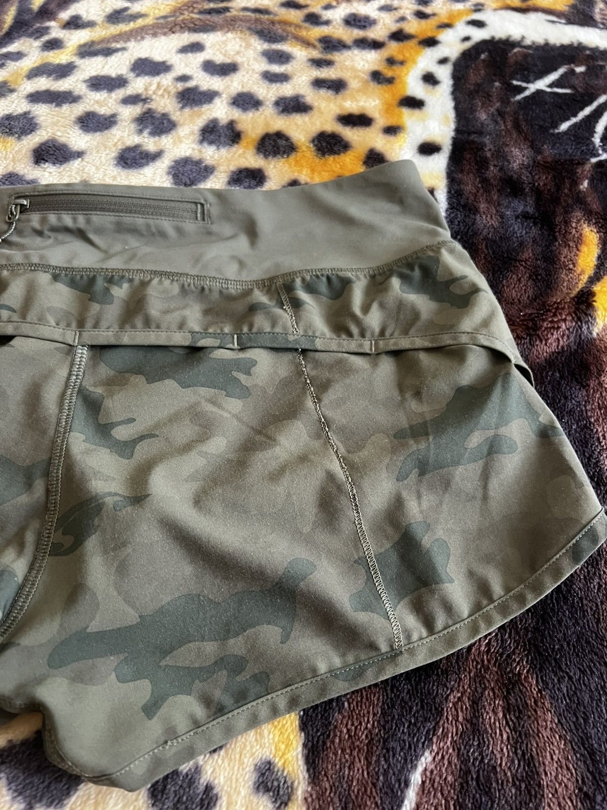 Lululemon Lululemon Activewear Camo Women’s Shorts Size 28" / US 6 / IT 42 - 5 Thumbnail
