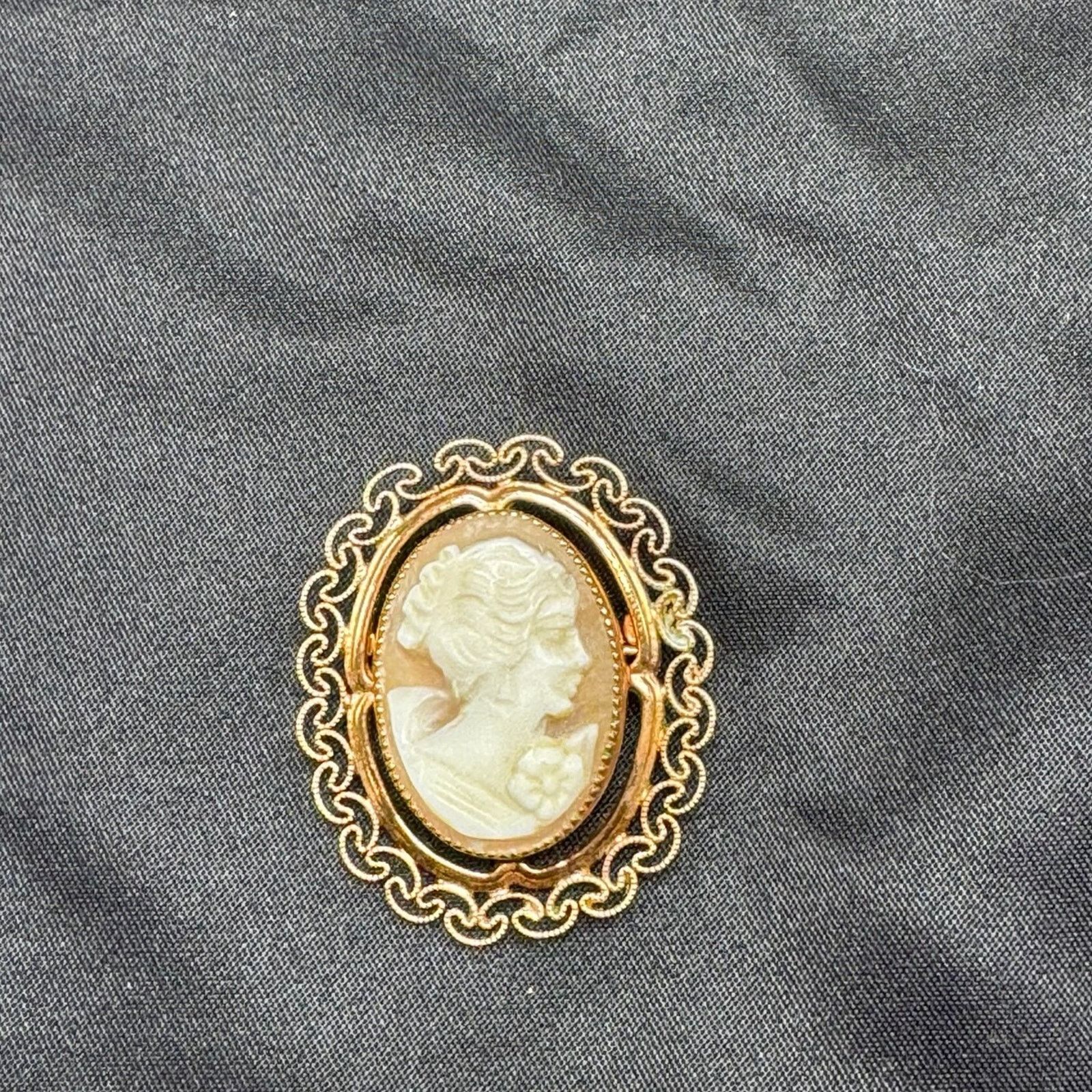 NBDN Nobrandedon VTG gold filled cameo Size ONE SIZE - 1 Thumbnail