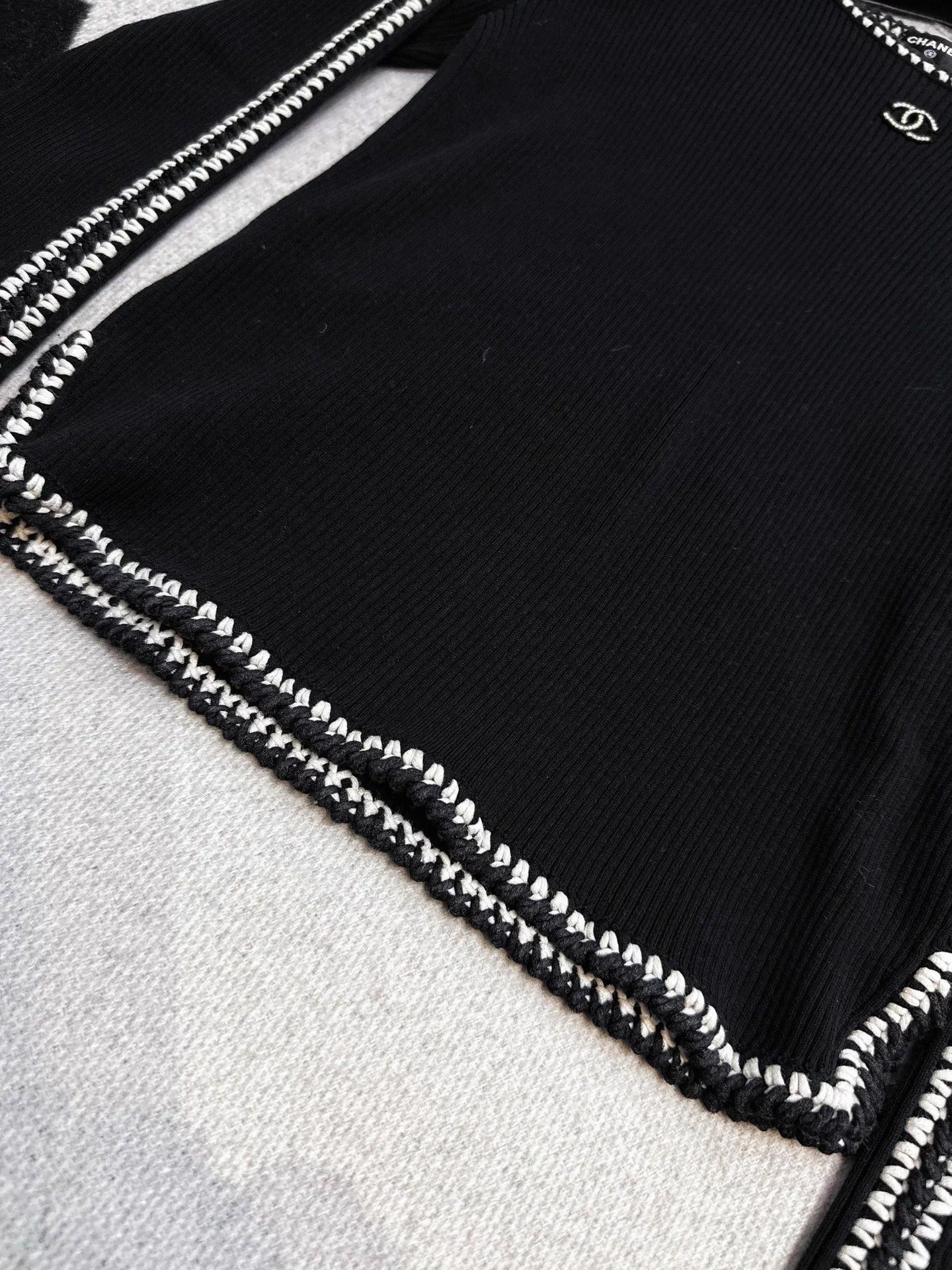 Chanel Chanel 22C Black White Trim L/S Small Logo Sweater 36 Size XS / US 0-2 / IT 36-38 - 3 Thumbnail