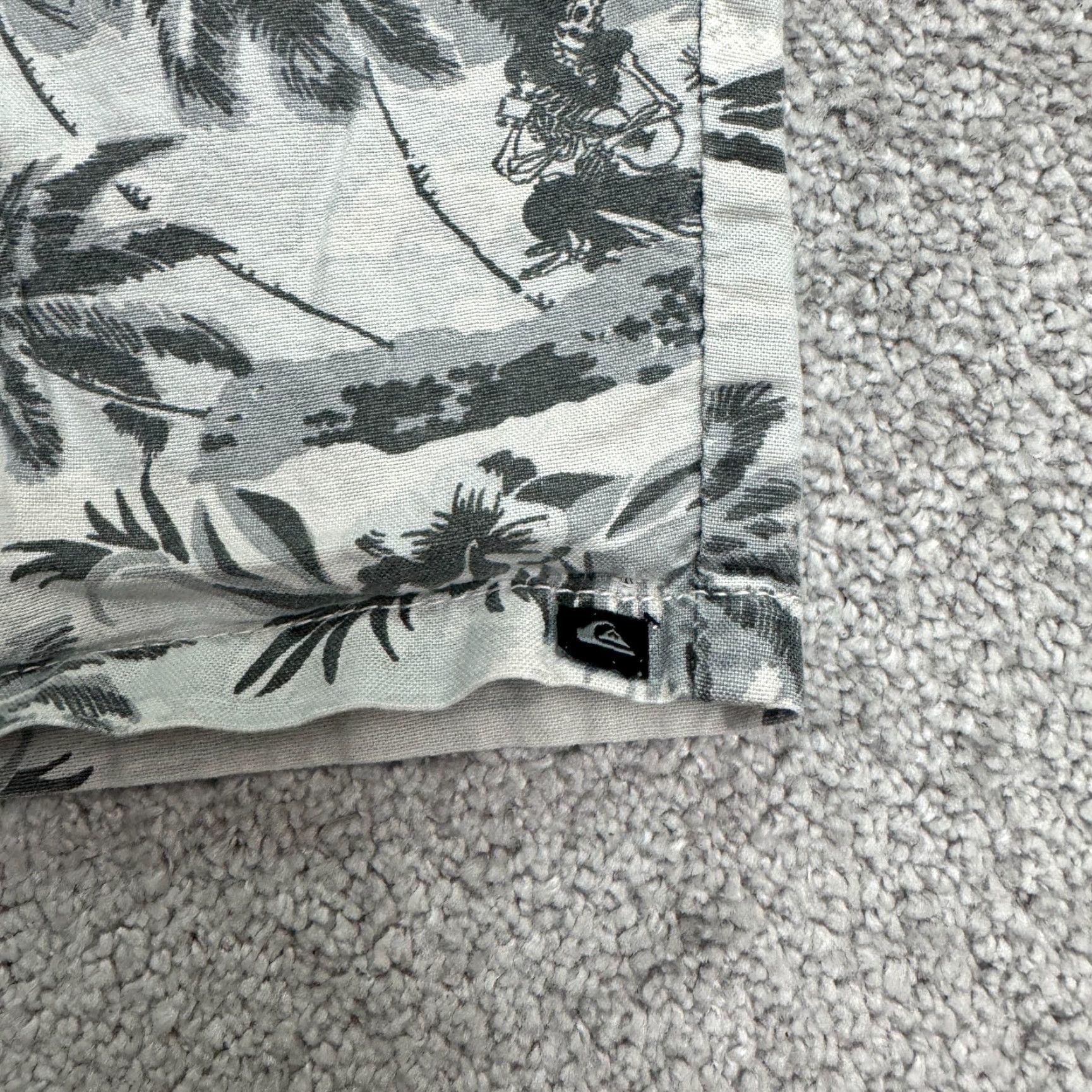 Quiksilver VINTAGE Quicksilver Hawaiian Skeleton Shorts Mens Large Gray Cotton Casual Beachwear Festival 90s Mens Size US 33 - 7 Thumbnail