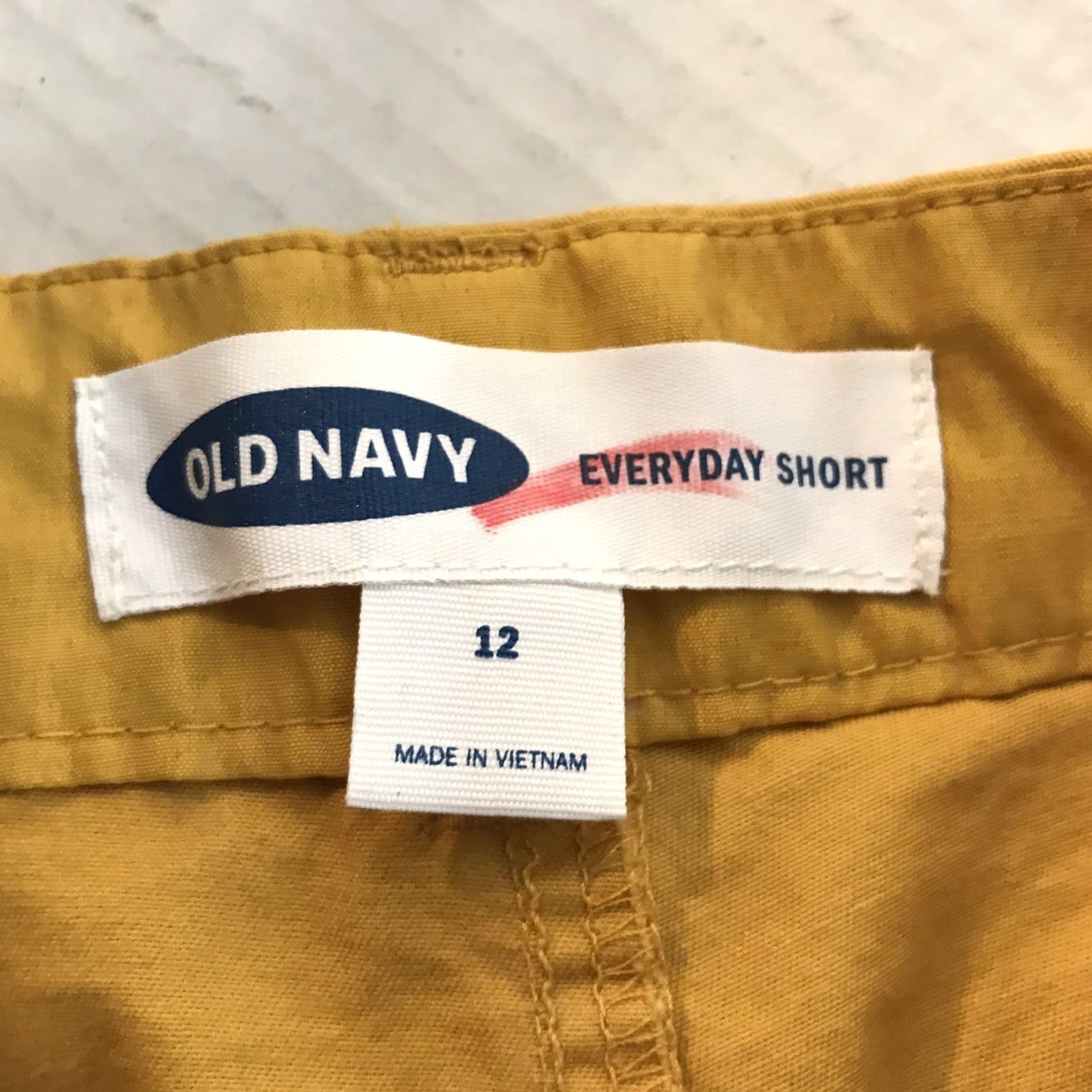 Old Navy Old Navy Yellow Everyday Shorts Womens Size 12 Chino Casual Travel Lightweight Size 34" / US 12 / IT 48 - 4 Thumbnail