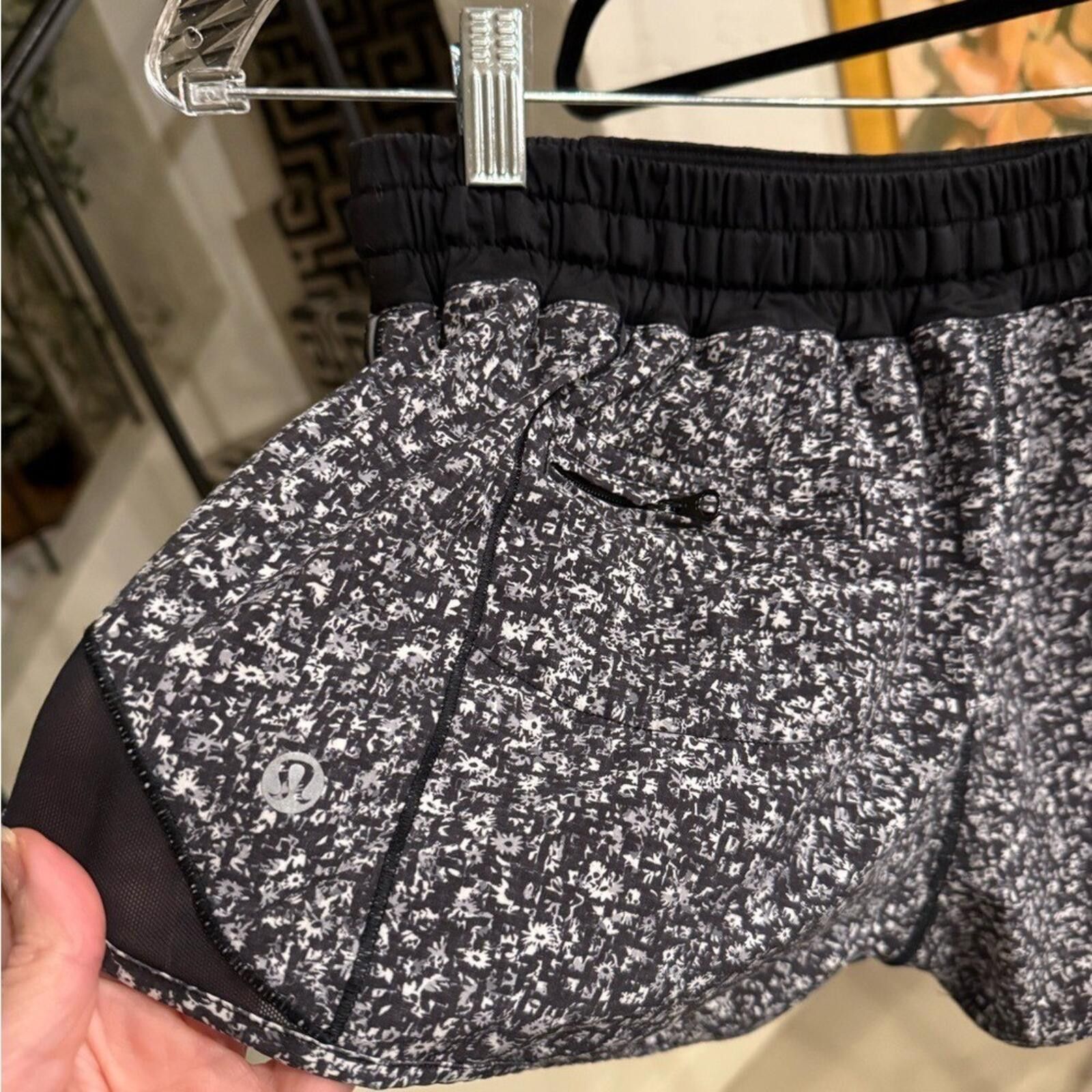 Lululemon Lululemon Hotty Hot Shorts 2.5" Daisy Dust Alpine 8 Size 30" / US 8 / IT 44 - 4 Thumbnail