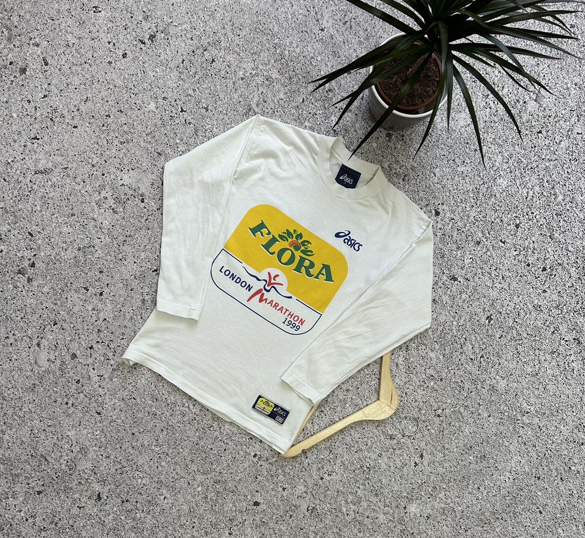Asics × Japanese Brand × Vintage Vintage 90s 1999 ASICS The Flora London Marathon T-Shirt Size US S / EU 44-46 / 1 - 1 Thumbnail