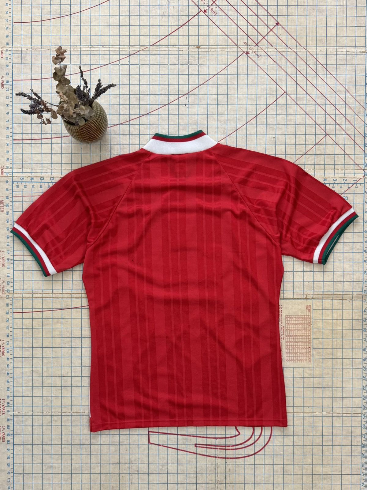 Adidas × Vintage Vintage Adidas Equipment Liverpool Signed Jersey Red Medium Size US M / EU 48-50 / 2 - 12 Thumbnail
