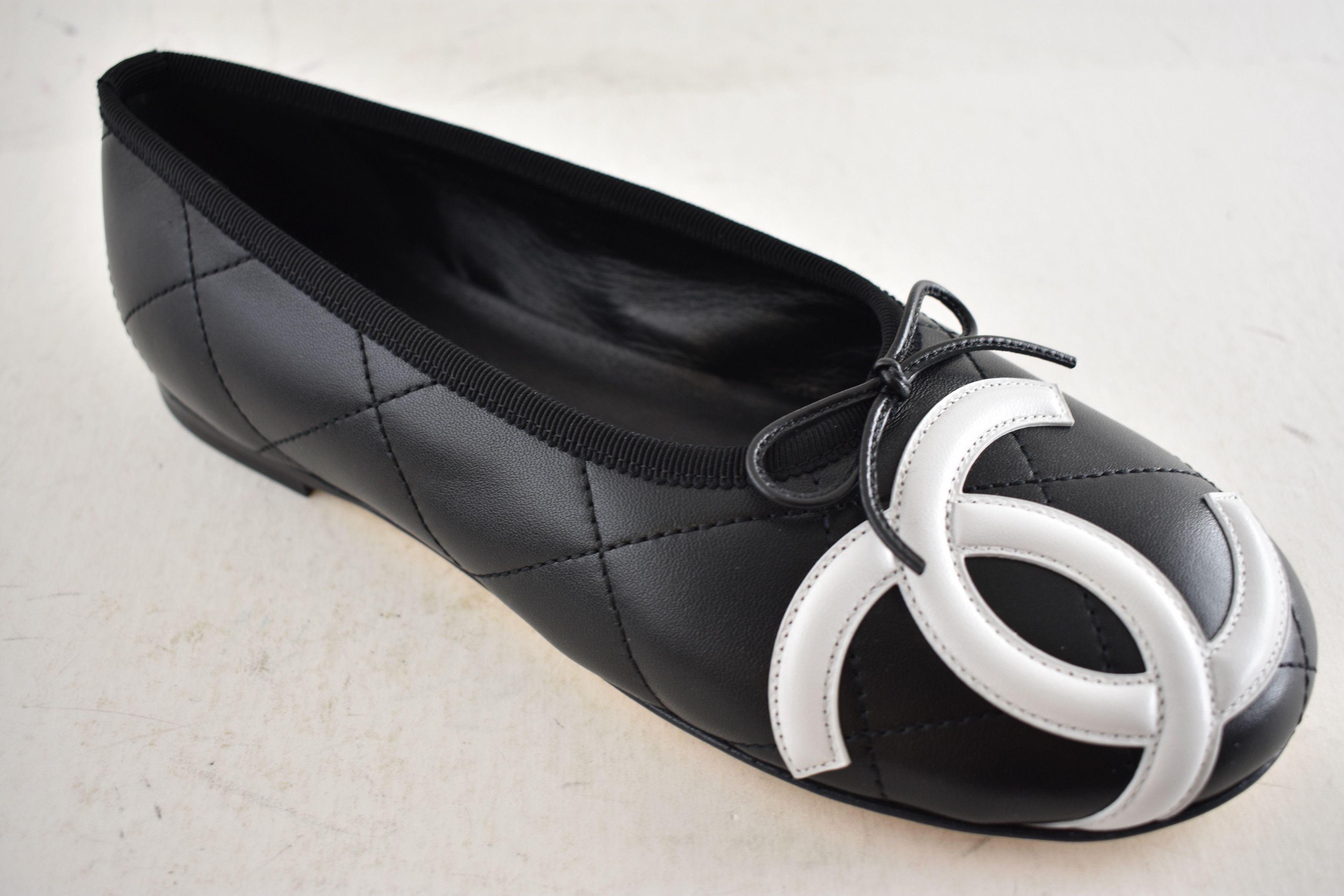 Chanel 26M Coco Beach Cambon White CC XL Ballet Ballerina Flat 37 Size US 7 / IT 37 - 6 Thumbnail