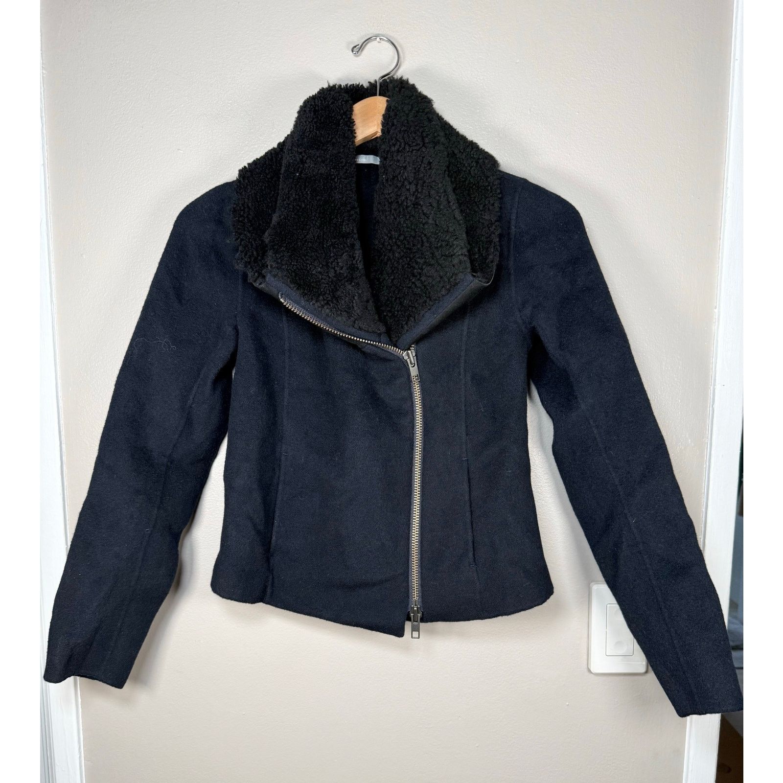 Vince NWOT Vince Shearling Collar Double-faced Jacket XS $750 Size XS / US 0-2 / IT 36-38 - 4 Thumbnail