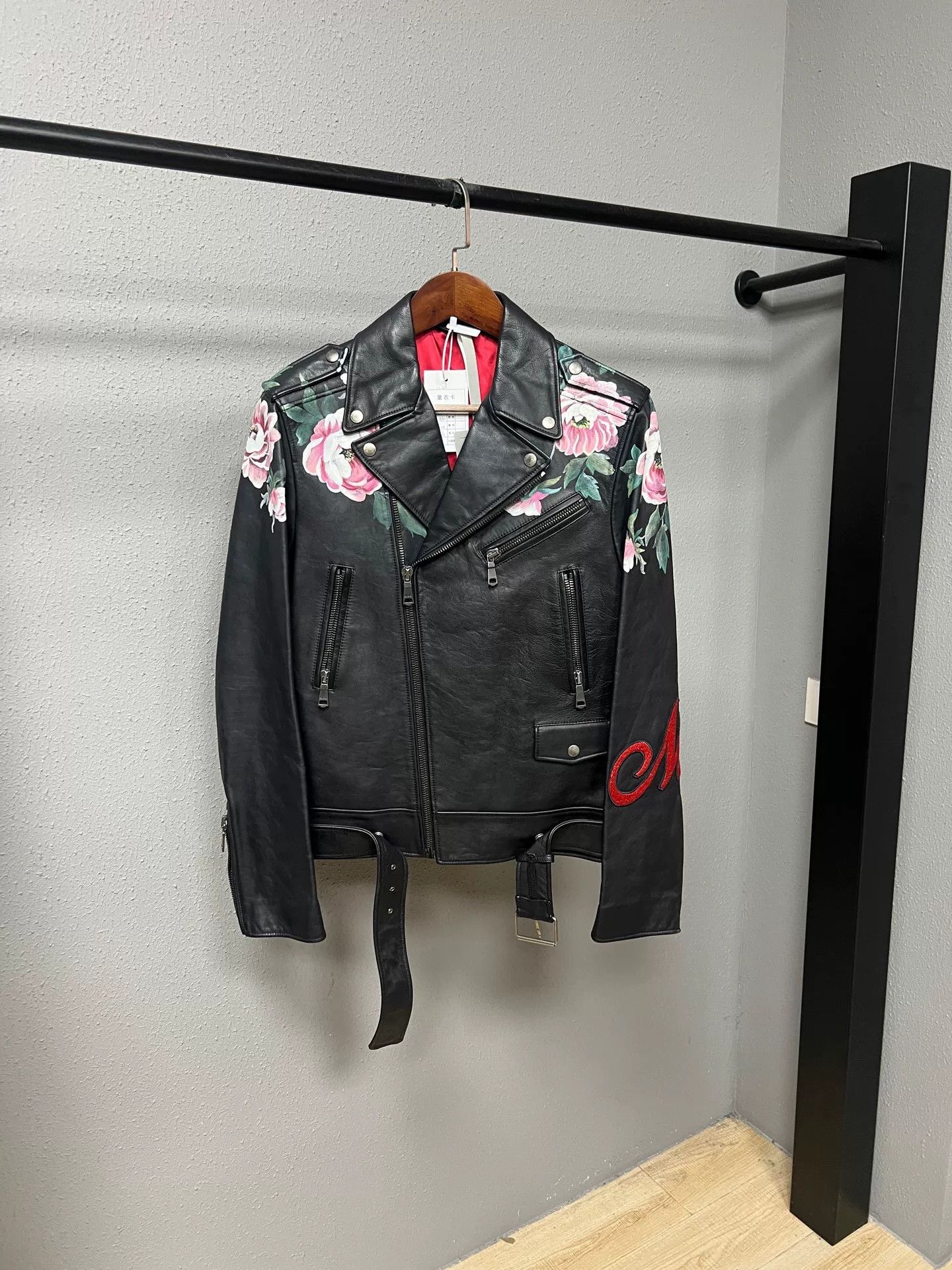 Gucci gucci black leather jacket with tiger design Size US L / EU 52-54 / 3 - 1 Thumbnail