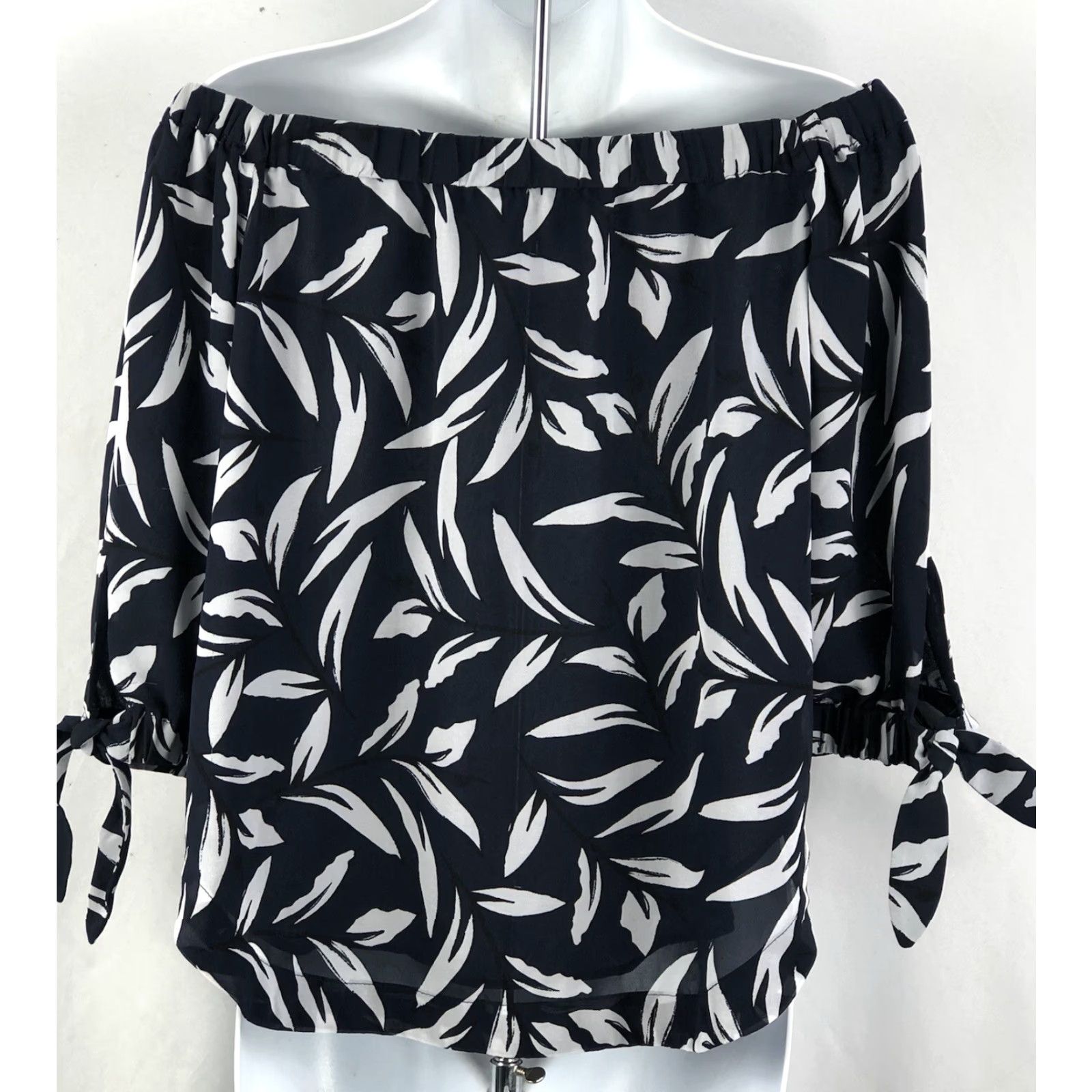 Ann Taylor Ann Taylor Off Shoulder Chiffon Top XS Blue/white Geometric 3/4 Sleeve Tie Accent Flowy Shirt Womens XS Blue Geometric Off Shoulder Chiffon Top Size XS / US 0-2 / IT 36-38 - 3 Thumbnail