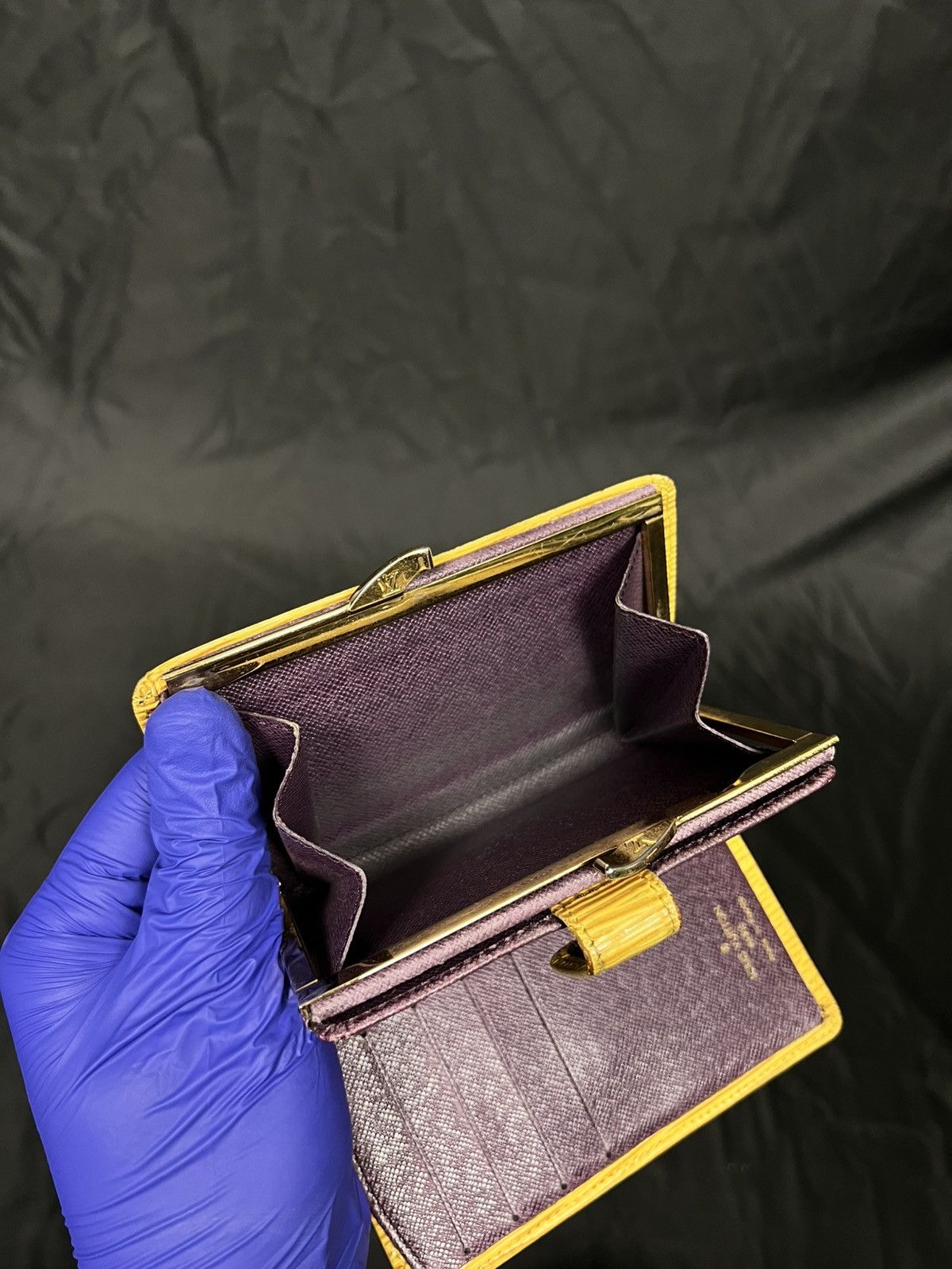 Louis Vuitton Louis Vuitton compact Epi Leather wallet 1997 France Tassil Size ONE SIZE - 11 Thumbnail