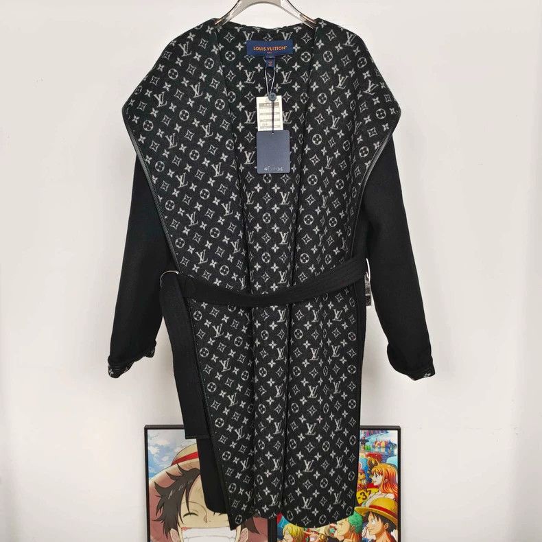 Louis Vuitton Louis Vuitton Black bathrobe coat with full print inside c Size M / US 6-8 / IT 42-44 - 1 Thumbnail