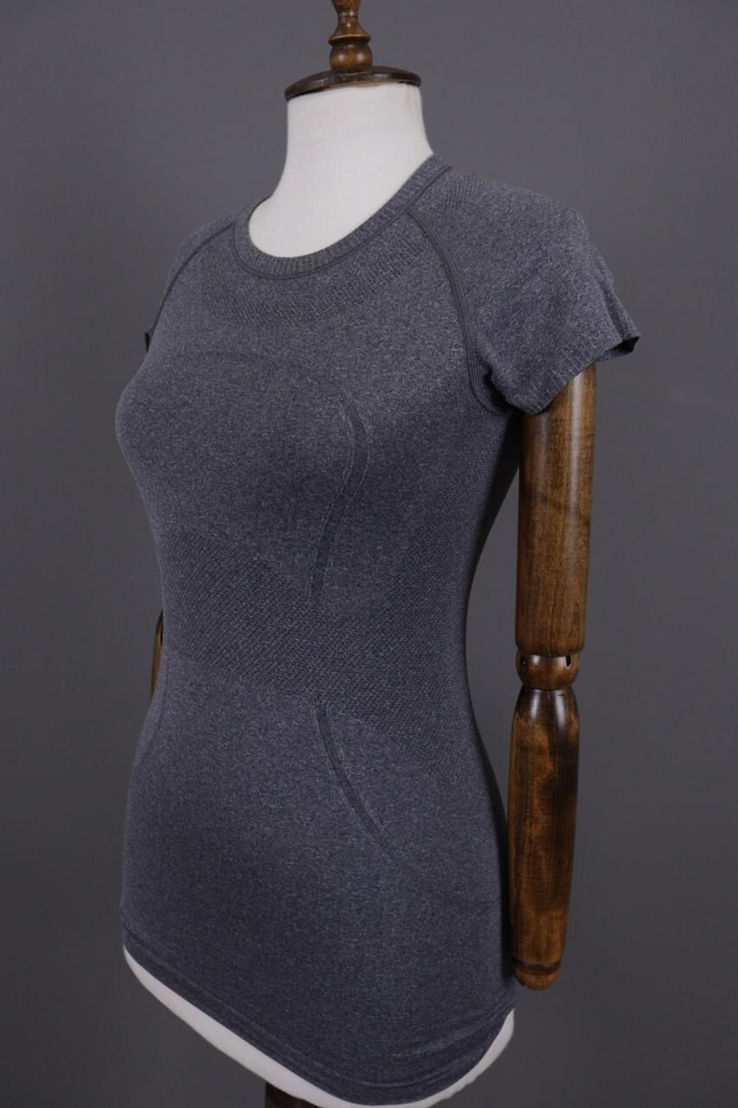 Lululemon Lululemon Athletica Gray Layer Top Pullover Shirt Size 4 Size S / US 4 / IT 40 - 5 Thumbnail