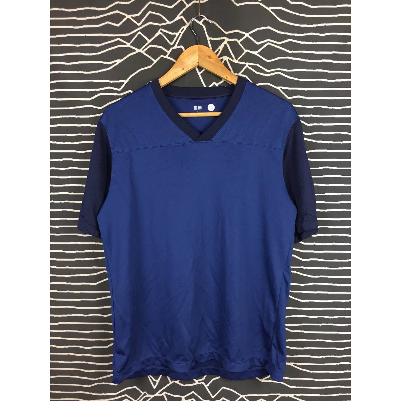Japanese Brand × Uniqlo Uniqlo AIRism Mesh V- Neck Short Sleeve Tee Size US L / EU 52-54 / 3 - 1 Thumbnail