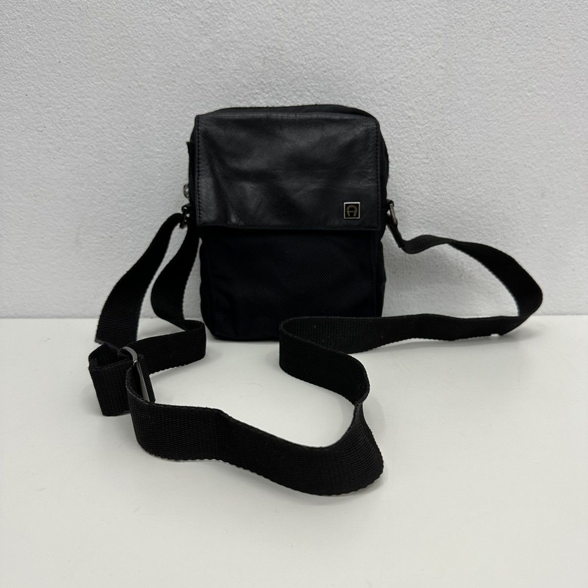 Aigner ‼️YES‼️ AUTHENTIC AIGNER VINTAGE SHOULDER CROSSBODY BAG Size ONE SIZE - 2 Thumbnail