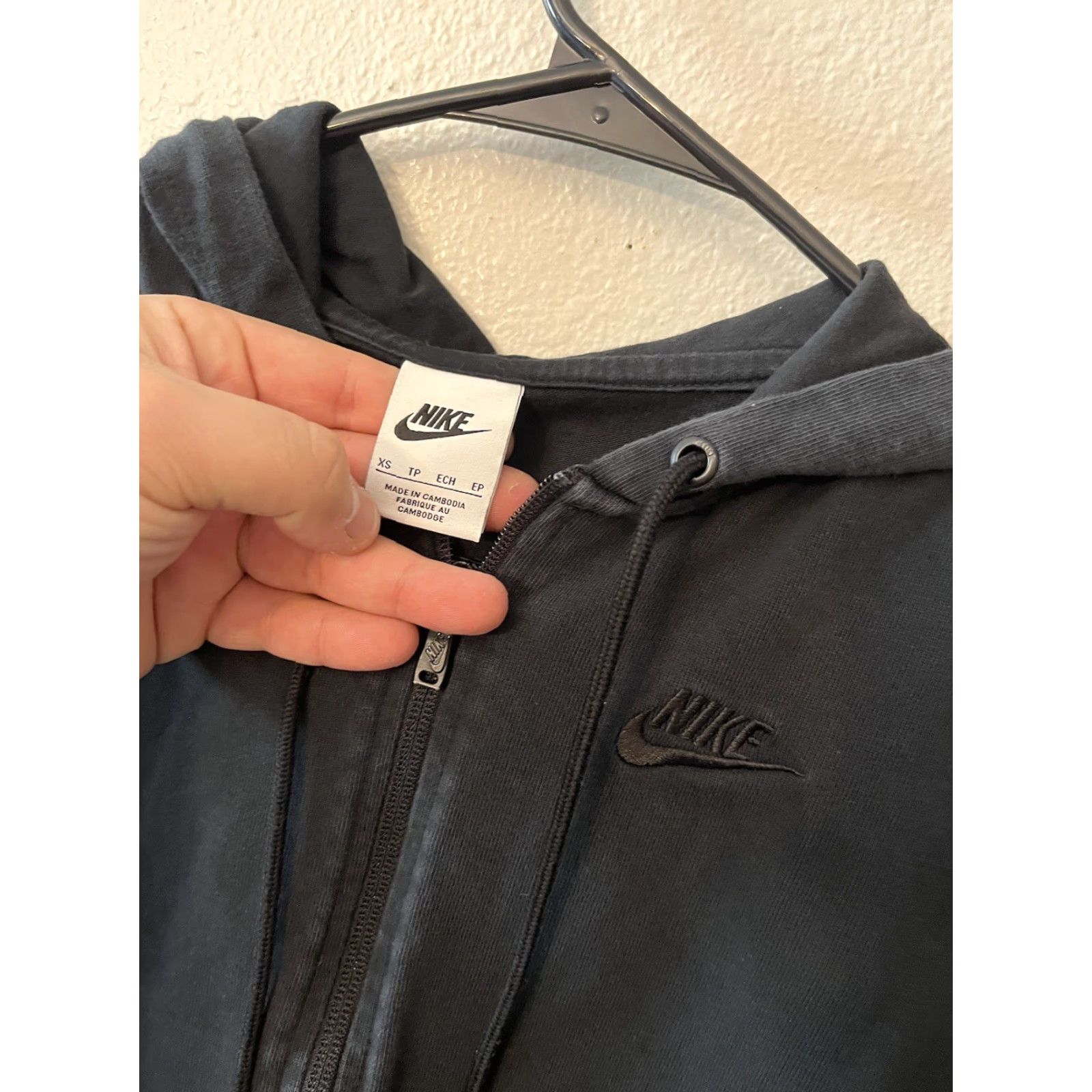 Nike VINTAGE Nike Sweatshirt Womens XS Black Embroidered Logo Zip Hoodie Sweater Sportswear Distress Size XS / US 0-2 / IT 36-38 - 2 Thumbnail
