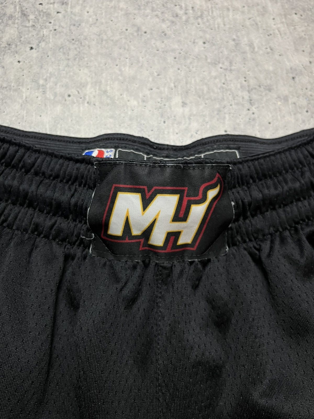 Nike NIKE MIAMI HEAT ICON EDITION NBA SWINGMAN SHORTS SIZE 30(S) Size US 30 / EU 46 - 4 Thumbnail
