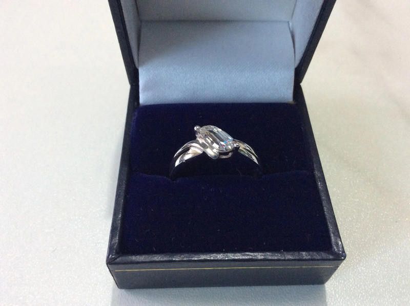 Designer 9Ct white gold 2.3g ring size O Size ONE SIZE - 2 Thumbnail