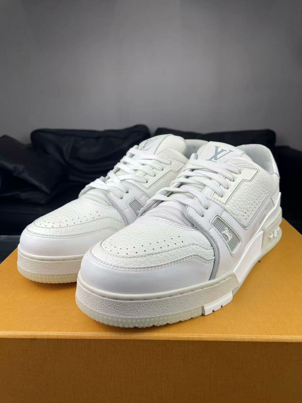 Louis Vuitton Louis Vuitton Training White Lowtop Sneakers 8.5 Men Size US 8.5 / EU 41-42 - 1 Thumbnail