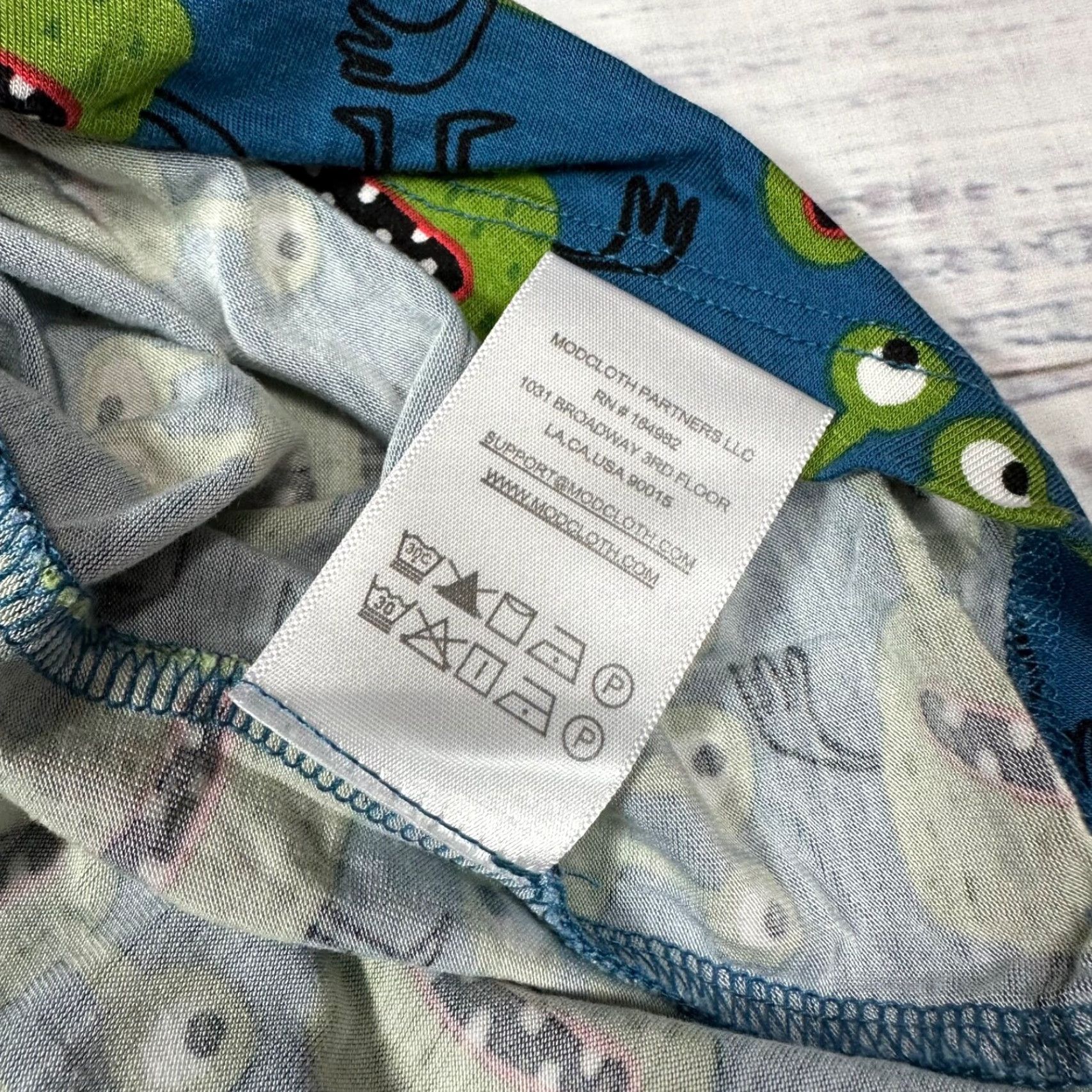 Vintage ModCloth A Welcome Change Sleeveless Tank XS Blue Green 3 Eyed Monster Print Tank Womens XS Blue 3 Eyed Monster Print Size XS / US 0-2 / IT 36-38 - 6 Thumbnail