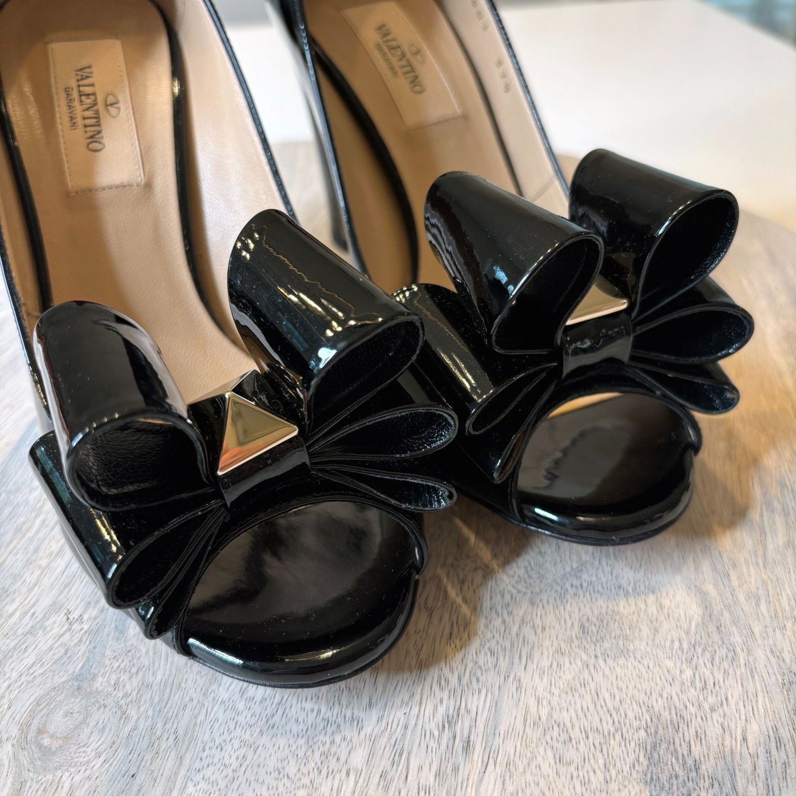 Valentino Valentino Garavani Patent Leather Bow Pumps 37.5 US 7.5 Size US 7.5 / IT 37.5 - 4 Thumbnail