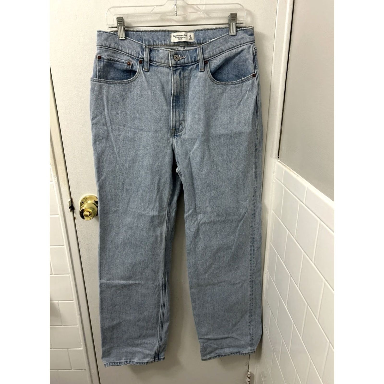 Abercrombie & Fitch Abercrombie & Fitch 90s Relaxed High Rise Jeans Womens Size 32 Light Wash Blue 90s Retro Vintage Style Jeans Women Size 24" / US 00 / IT 34 - 2 Thumbnail