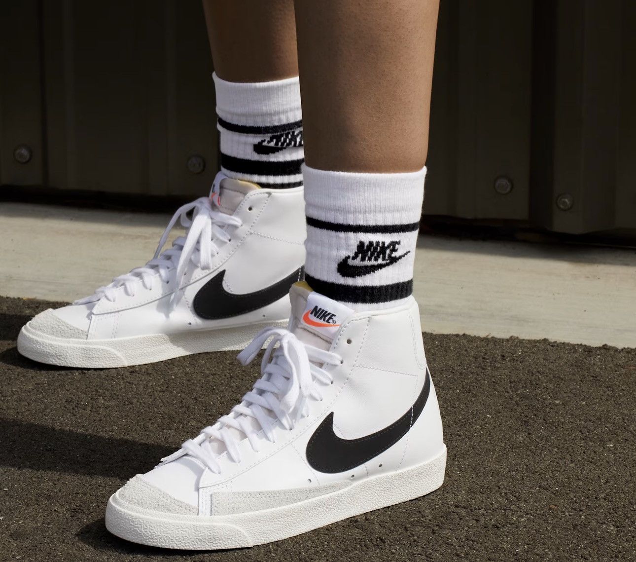 Nike NIKE White/Black Blazer Mid ‘77 Sneakers Sz 8 Size US 8 / IT 38 - 2 Thumbnail