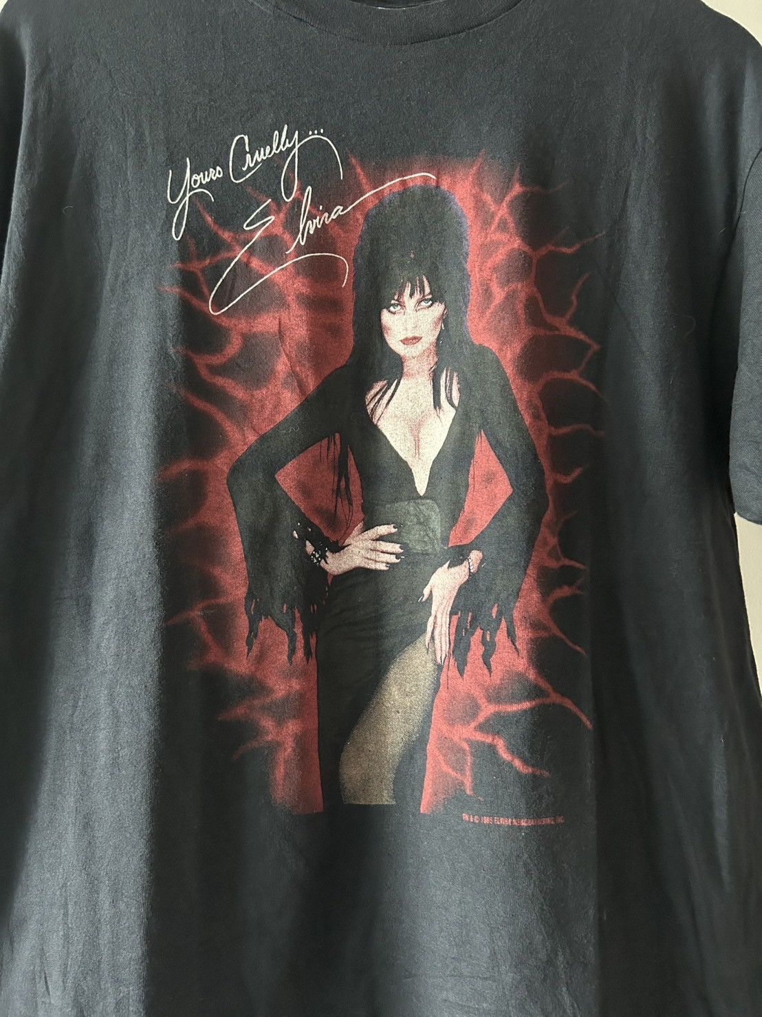 Vintage Elvira: Mistress of the Dark t shirt 80’ Size US XL / EU 56 / 4 - 2 Thumbnail