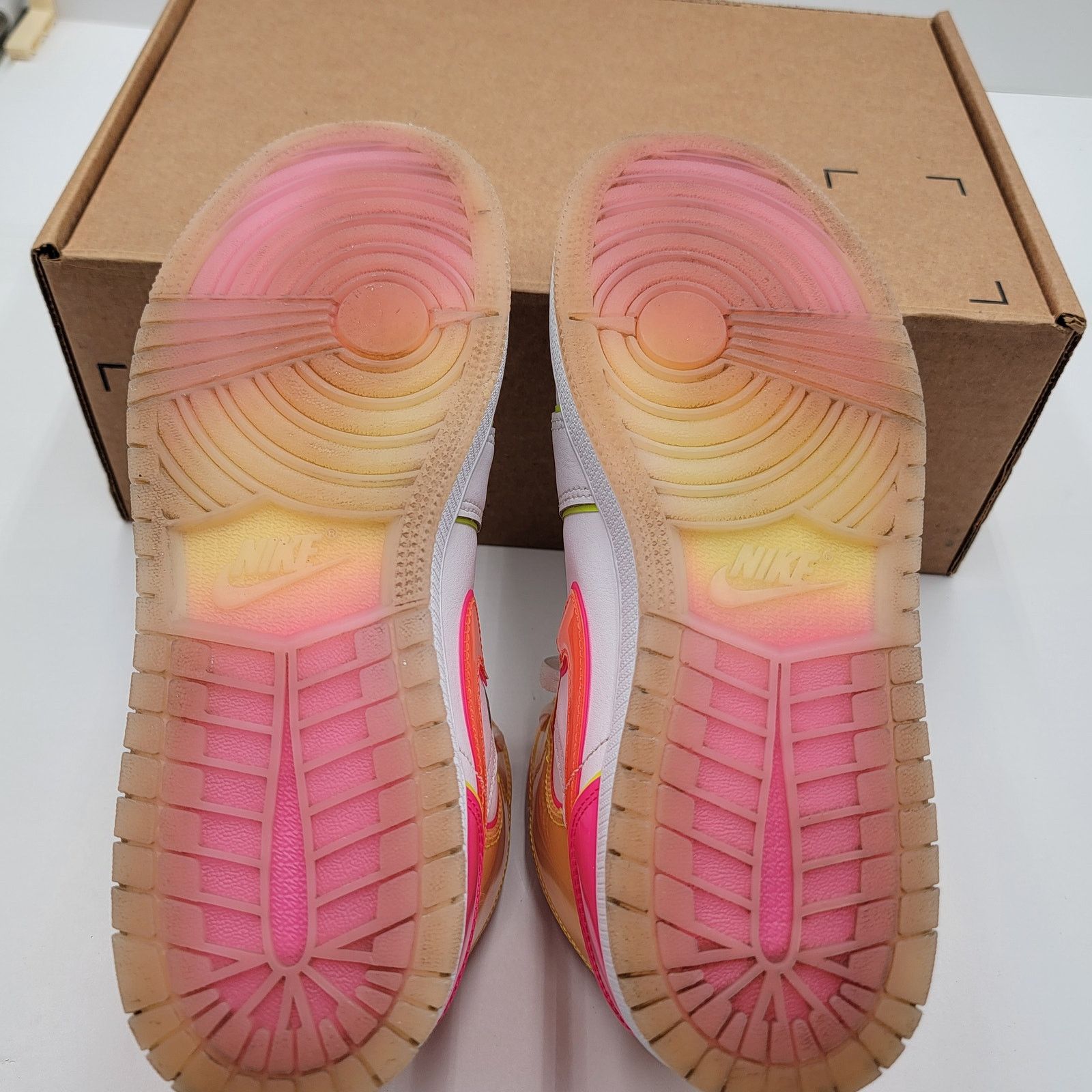 Nike Nike Air Jordan 1 Mid SE GS 'Edge Glow' Sz 6.5Y/8W CV4611100 Size US 8 / IT 38 - 5 Thumbnail