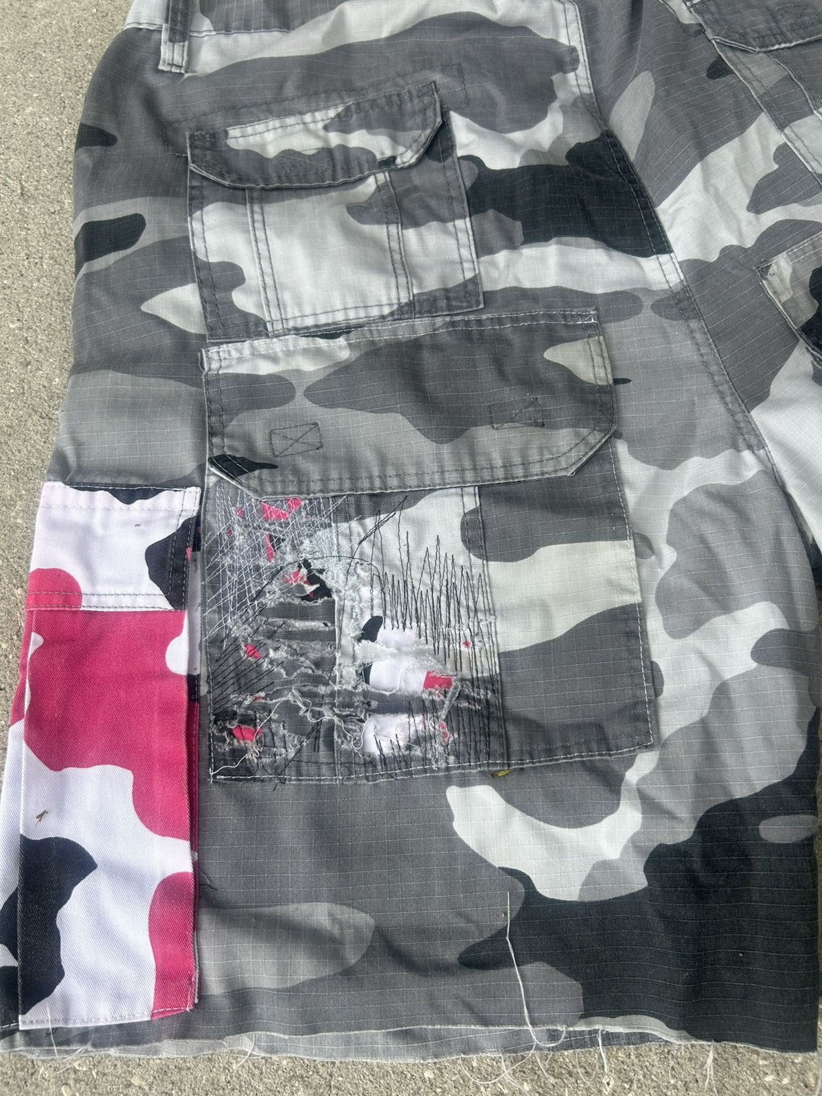Other 1/1 Your World distressed repaired snow camo 8 pocket cargos Size US 42 / EU 58 - 4 Thumbnail