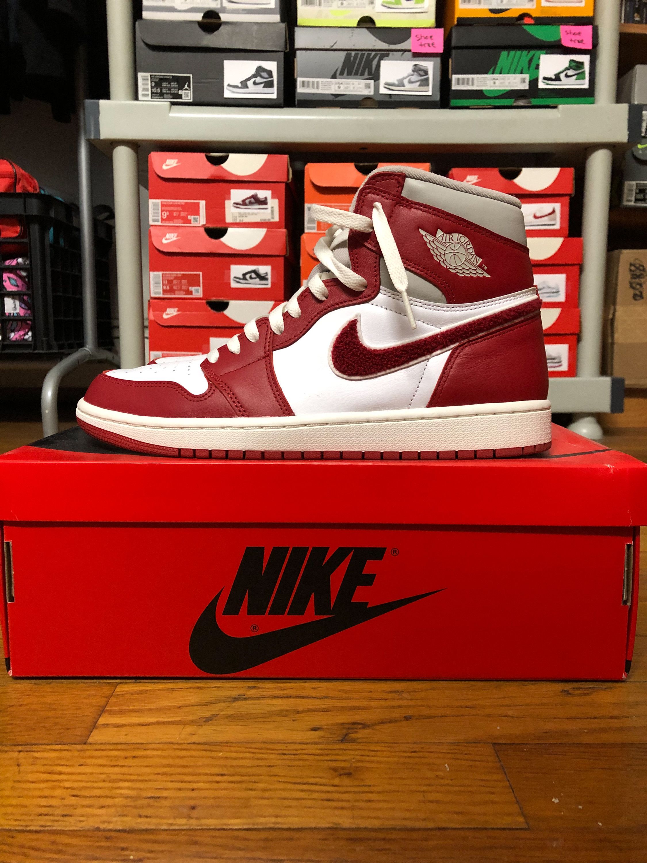 Nike *USED* WMNS Nike Air Jordan1 HighOG VarsityRed sz W10.5 / M9 Size US 9 / EU 42 - 2 Thumbnail